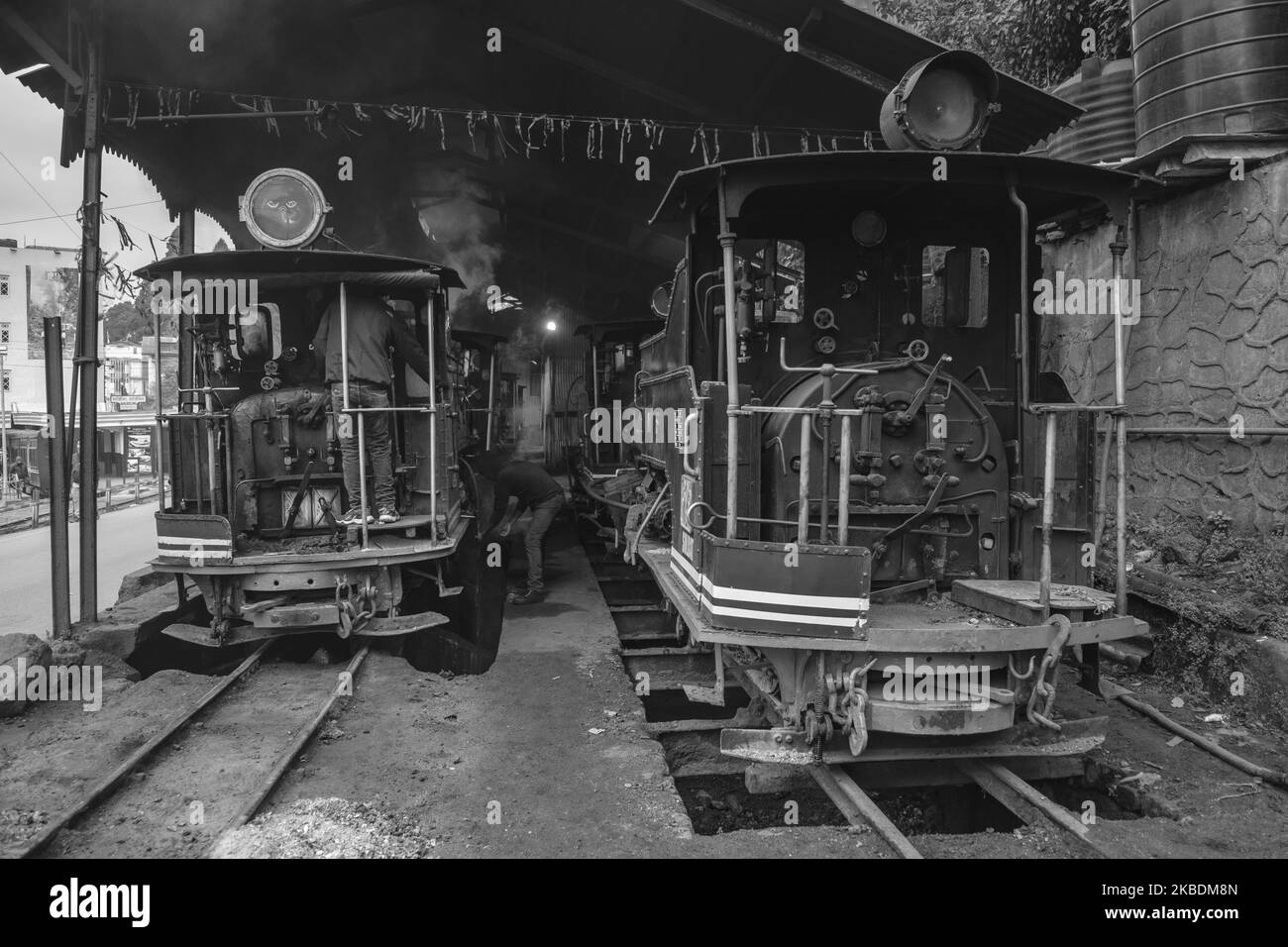 (ANMERKUNG DER REDAKTION: Bild wurde in Schwarzweiß konvertiert) Motorbediener überprüfen die Motoren vor einer denkwürdigen Reise in Darjeeling, Indien, am 20.. Dezember 19. Darjeeling Himalayan Railway ist eine der ältesten zwei Meter Spurweite in Indien, die von den Briten besiedelt wurde. Heute wurde es am 5.. Dezember 1999 zum UNESCO-Weltkulturerbe erklärt. (Foto von Dipayan Bose/NurPhoto) Stockfoto