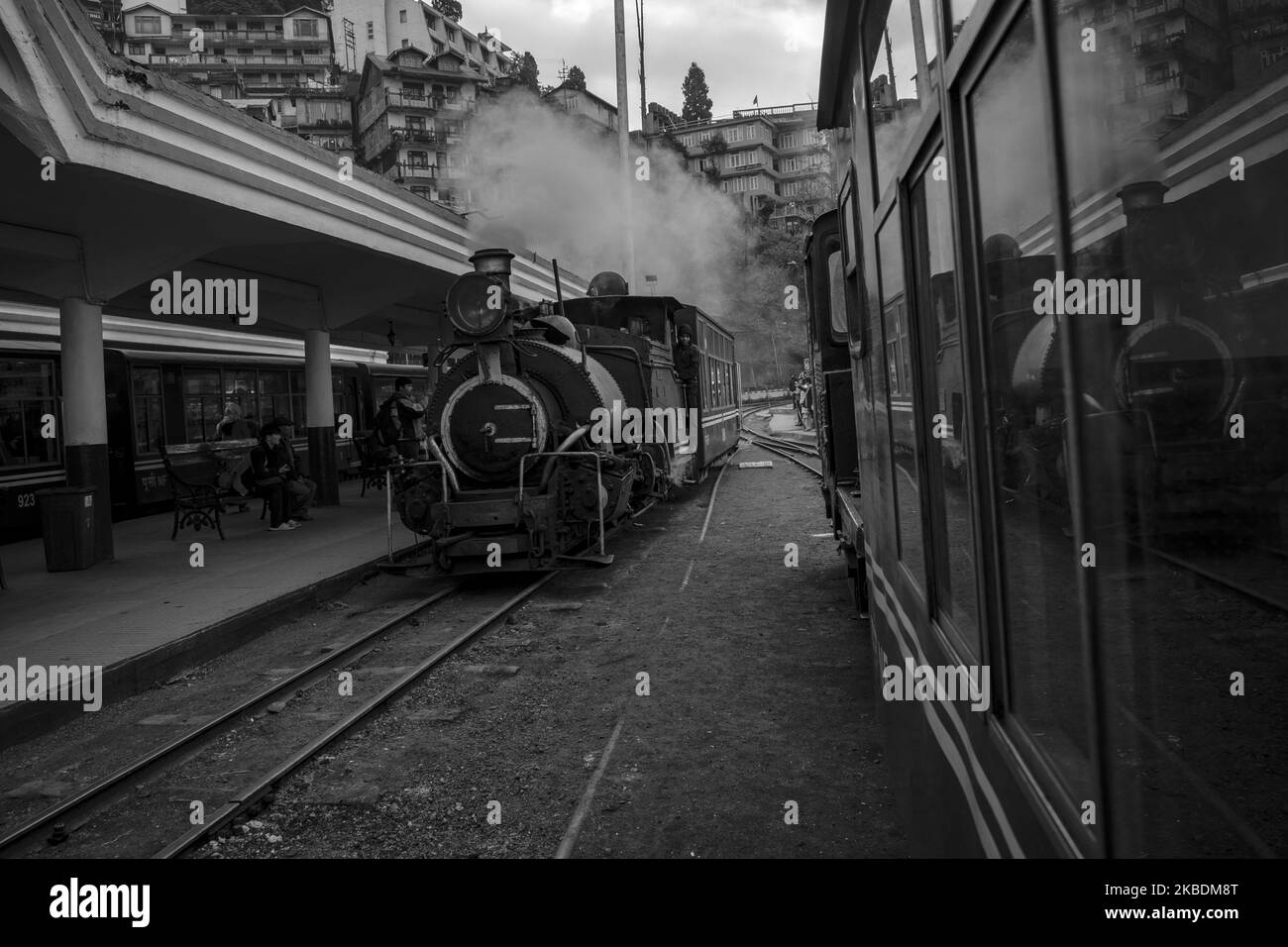 (ANMERKUNG DER REDAKTION: Bild wurde in Schwarz-Weiß umgewandelt) die kleine Dampflok mit 4 Rädern aus dem 19.. Jahrhundert ist eine lebende Legende für Klangduft & Romantik der britischen Ära in Darjeeling, Indien, am 20.. Dezember 19. Darjeeling Himalayan Railway ist eine der ältesten zwei Meter Spurweite in Indien, die von den Briten besiedelt wurde. Heute wurde es am 5.. Dezember 1999 zum UNESCO-Weltkulturerbe erklärt. (Foto von Dipayan Bose/NurPhoto) Stockfoto