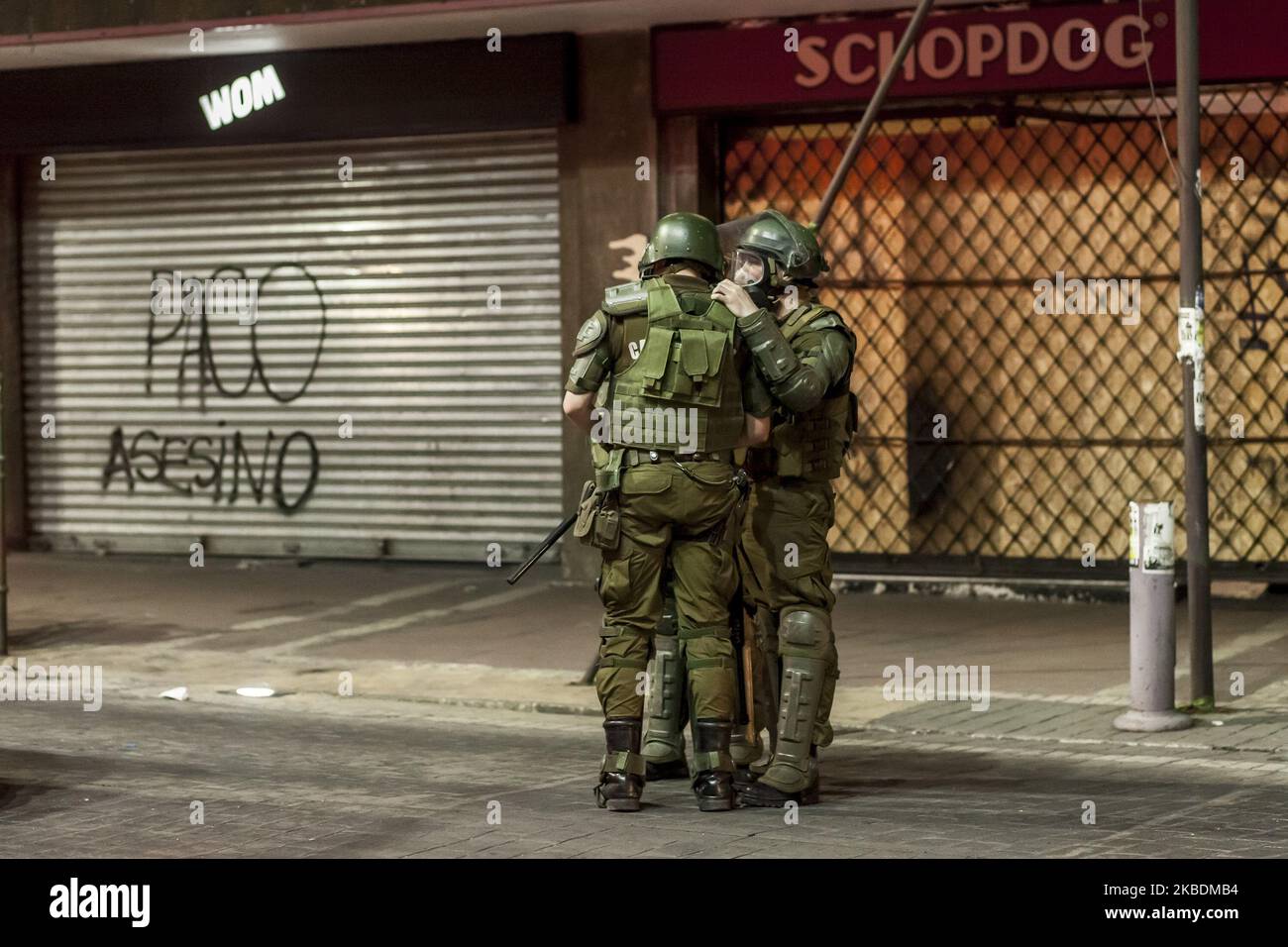 Osorno, Chile. 30. Dezember 2019. Polizeigespräch während der Demonstration, auf einer Seite kann man an der Wand lesen: paco (Polizei) Mord. Die jüngsten Demonstrationen und Proteste des Jahres werden von der Bereitschaftspolizei stark unterdrückt. Human Rights Watch sagte, dass die chilenische Nationalpolizei (Carabineros) schwere Menschenrechtsverletzungen begangen habe, Dazu gehören exzessiver Einsatz von Gewalt auf den Straßen und Misshandlungen in Haft nach massiven Protesten, die am 18. Oktober 2019 begannen und bis heute in Osorno, Chile, andauern. (Foto von Fernando Lavoz/NurPhoto) Stockfoto