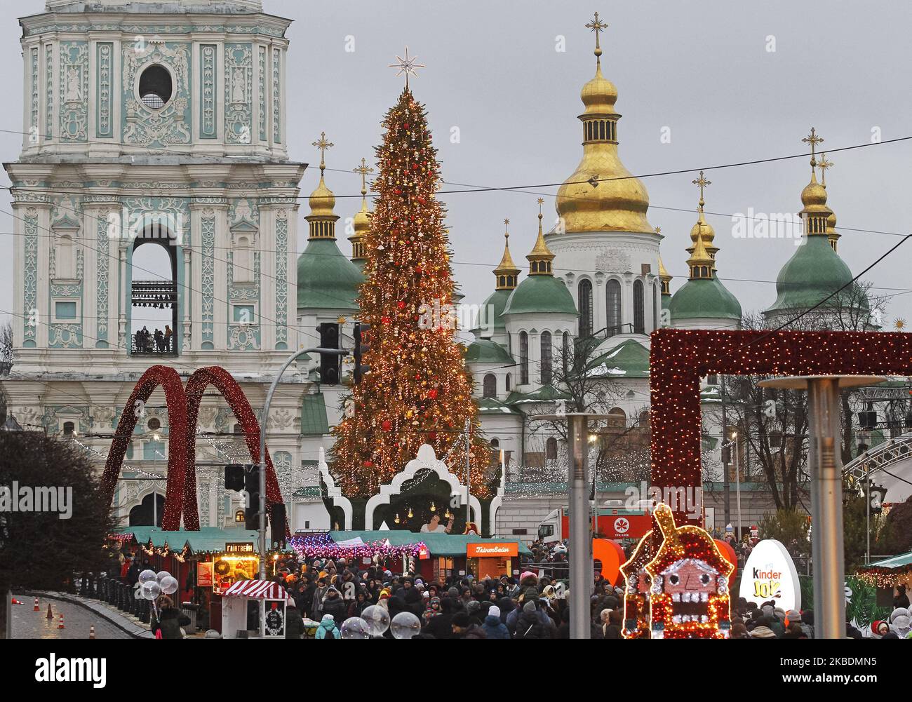 Der Hauptweihnachtsbaum und der Weihnachtsmarkt werden vor den Silvesterfeiern in der ukrainischen Hauptstadt Kiew, Ukraine, am 31. Dezember 2019 gesehen. (Foto von STR/NurPhoto) Stockfoto