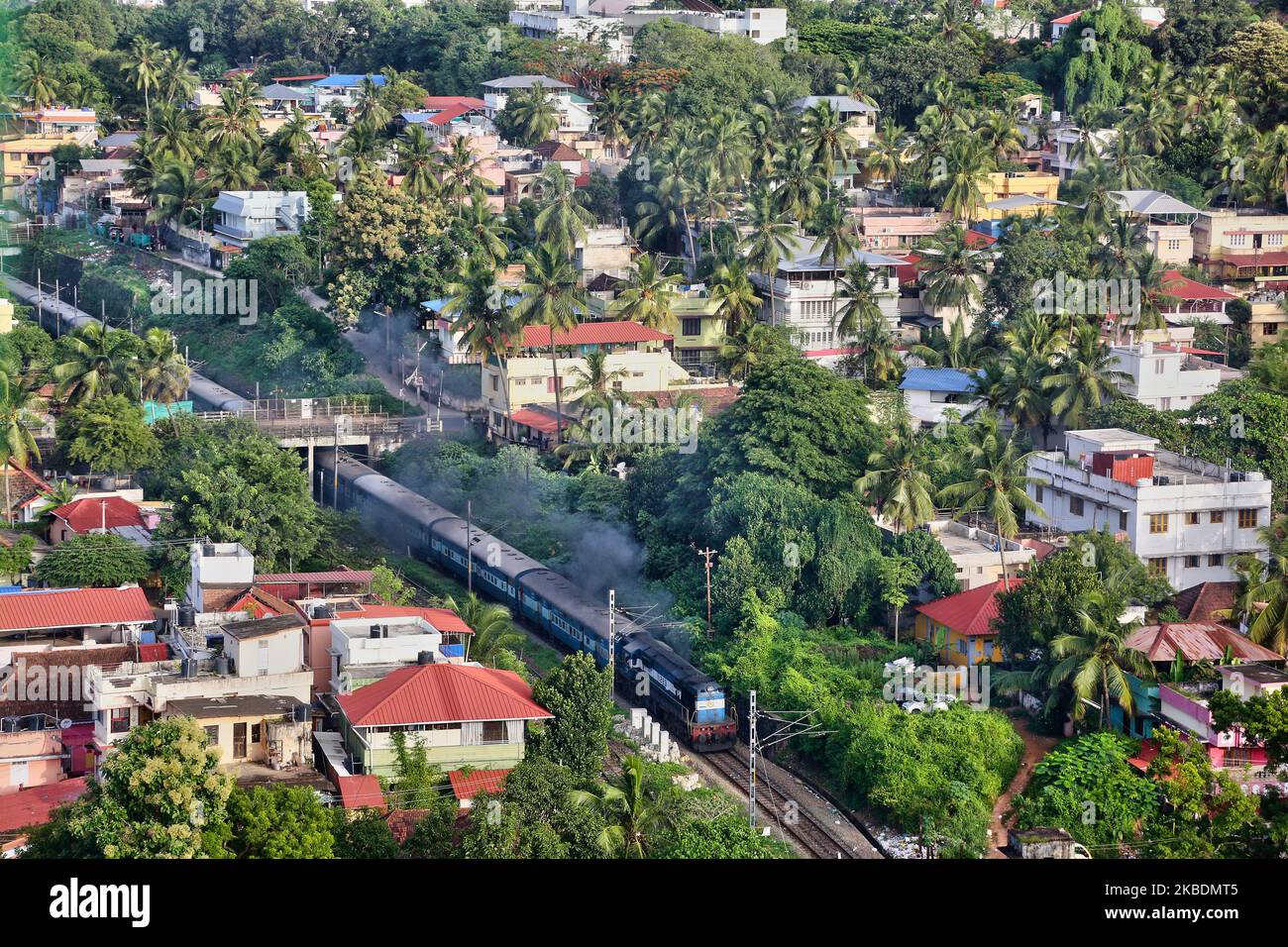 Am 5. Juli 2019 fährt ein kohlebetriebener Personenzug durch die Stadt Thiruvananthapuram (Trivandrum), Kerala, Indien. (Foto von Creative Touch Imaging Ltd./NurPhoto) Stockfoto