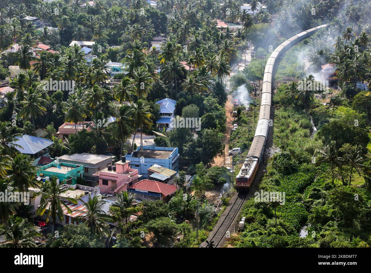 Der Personenzug fährt am 5. Juli 2019 durch die Stadt Thiruvananthapuram (Trivandrum), Kerala, Indien. (Foto von Creative Touch Imaging Ltd./NurPhoto) Stockfoto
