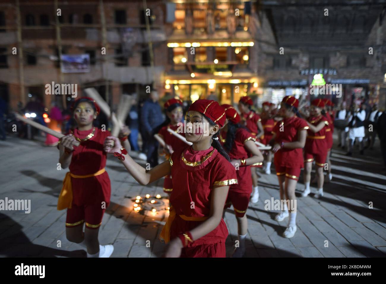 Nepalesische Menschen, die traditionellen Tanz in der Kulturparade zur Förderung von Visit Nepal 2020 in Bhaktapur, Nepal, am Dienstag, 31. Dezember 2019. (Foto von Narayan Maharjan/NurPhoto) Stockfoto