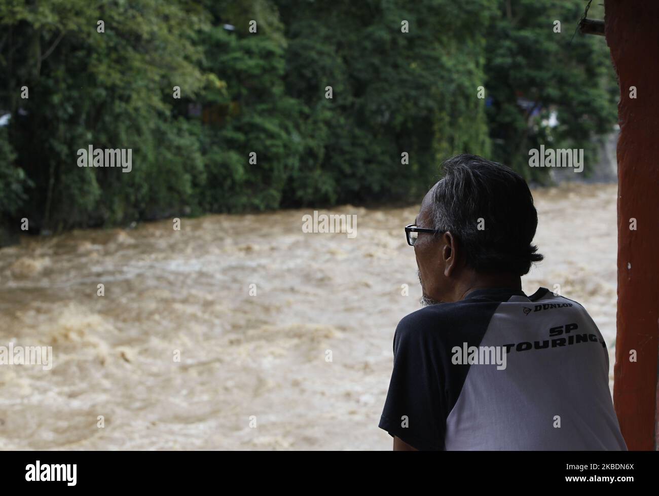 Ein Volk beobachtete den Anstieg des Wasserpegels des Ciliwung-Flusses in Bogor City, West-Java, am 1. Januar 2020. Starke Regenfälle, die die Region Bogor seit Dienstag (31. Dezember 2019) durchspülten, verursachten einen Anstieg des Wasserpegels im Katulampa-Staudamm und die Auswirkungen der Überschwemmungen in Jakarta. Nach Angaben der National Disaster Management Agency (BNPB) starben in Jakarta 9 Menschen und 19.709 Menschen wurden durch Überschwemmungen vertrieben. (Foto von Adriana Adie/NurPhoto) Stockfoto