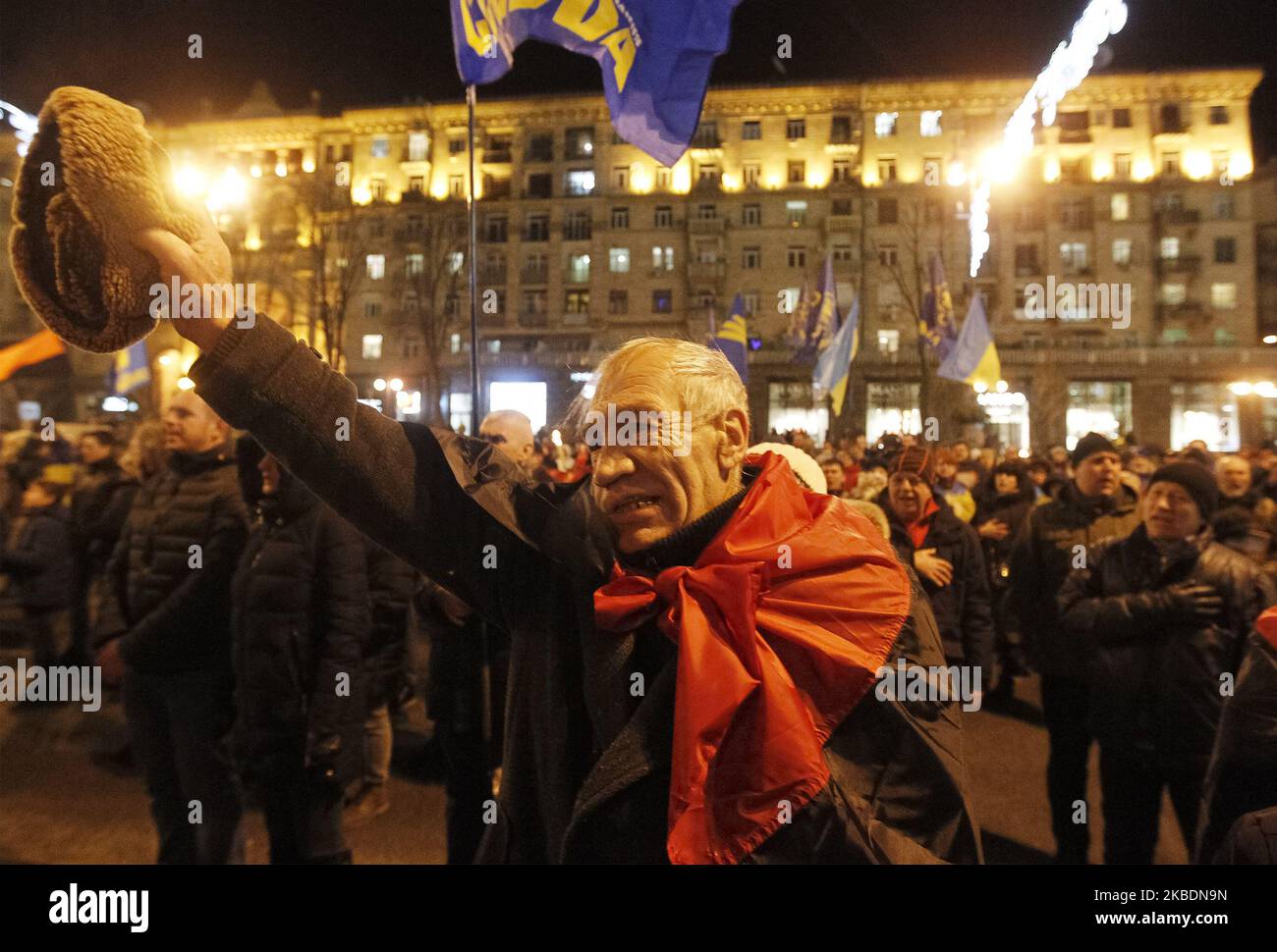 Die Ukrainer nehmen am 111. 1. Januar 2020 an einer Fackelprozession zum Geburtstag von Stepan Bandera im Zentrum von Kiew, Ukraine, Teil. Mitglieder und Anhänger der nationalistischen Partei „Svoboda“ („Freiheit“) nahmen an dem fackellauf Teil, um den Geburtstag des Führers und Ideologen der ukrainischen Nationalbewegung Stepan Bandera zu feiern. (Foto von STR/NurPhoto) Stockfoto