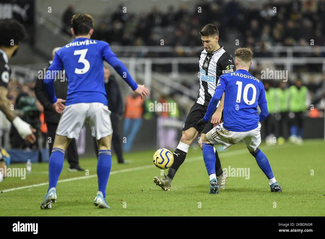 Federico Fernández (18) von Newcastle United unter dem Druck von James Maddison (10) von Leicester City während des Premier League-Spiels zwischen Newcastle United und Leicester City im St. James's Park, Newcastle am Mittwoch, dem 1.. Januar 2020. (Foto von Iam Burn/MI News/NurPhoto) Stockfoto