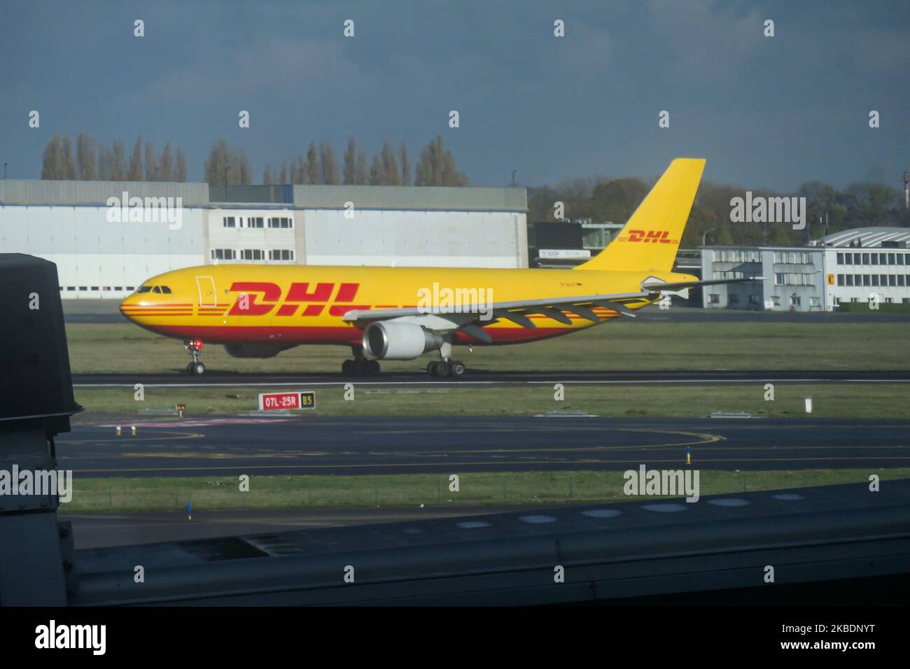 DHL Aviation - EAT Leipzig - European Air Transport Airbus A300 Frachtflugzeug während des Flugs in der Rotationsphase am Brüsseler Zaventem International Airport BRU EBBR in Belgien. Das Großkörperflugzeug A300B4-622R(F) hat die Registrierung D-AEAT. DHL Aviation Airways ist Teil von DHL Express im Besitz der Deutschen Post und bietet Express Logistics, Air Freight mit Sitz in Bonn, Deutschland. (Foto von Nicolas Economou/NurPhoto) Stockfoto