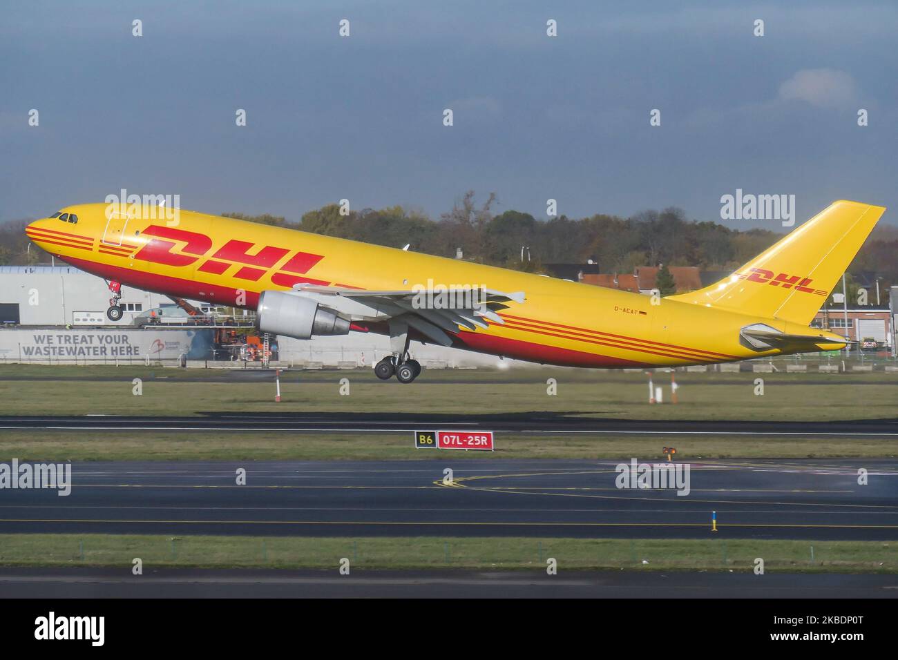 DHL Aviation - EAT Leipzig - European Air Transport Airbus A300 Frachtflugzeug während des Flugs in der Rotationsphase am Brüsseler Zaventem International Airport BRU EBBR in Belgien. Das Großkörperflugzeug A300B4-622R(F) hat die Registrierung D-AEAT. DHL Aviation Airways ist Teil von DHL Express im Besitz der Deutschen Post und bietet Express Logistics, Air Freight mit Sitz in Bonn, Deutschland. (Foto von Nicolas Economou/NurPhoto) Stockfoto