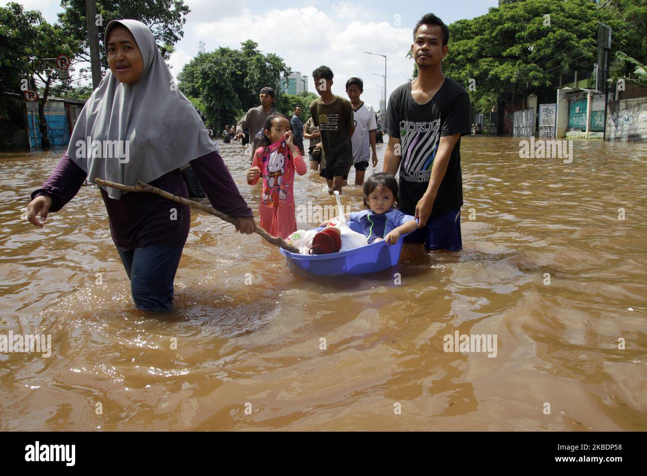 Lage der massiven Überschwemmungen in Jakarta am Donnerstag, 2.. Januar 2020. Nach Berichten der National Disaster Management Agency starben seit Mittwoch, dem 1. Januar 2020, 16 Menschen bei den massiven Überschwemmungen, die die Hauptstadt Jakarta und die umliegenden Gebiete heimsuchten. (Foto von Aditya Irawan/NurPhoto) Stockfoto