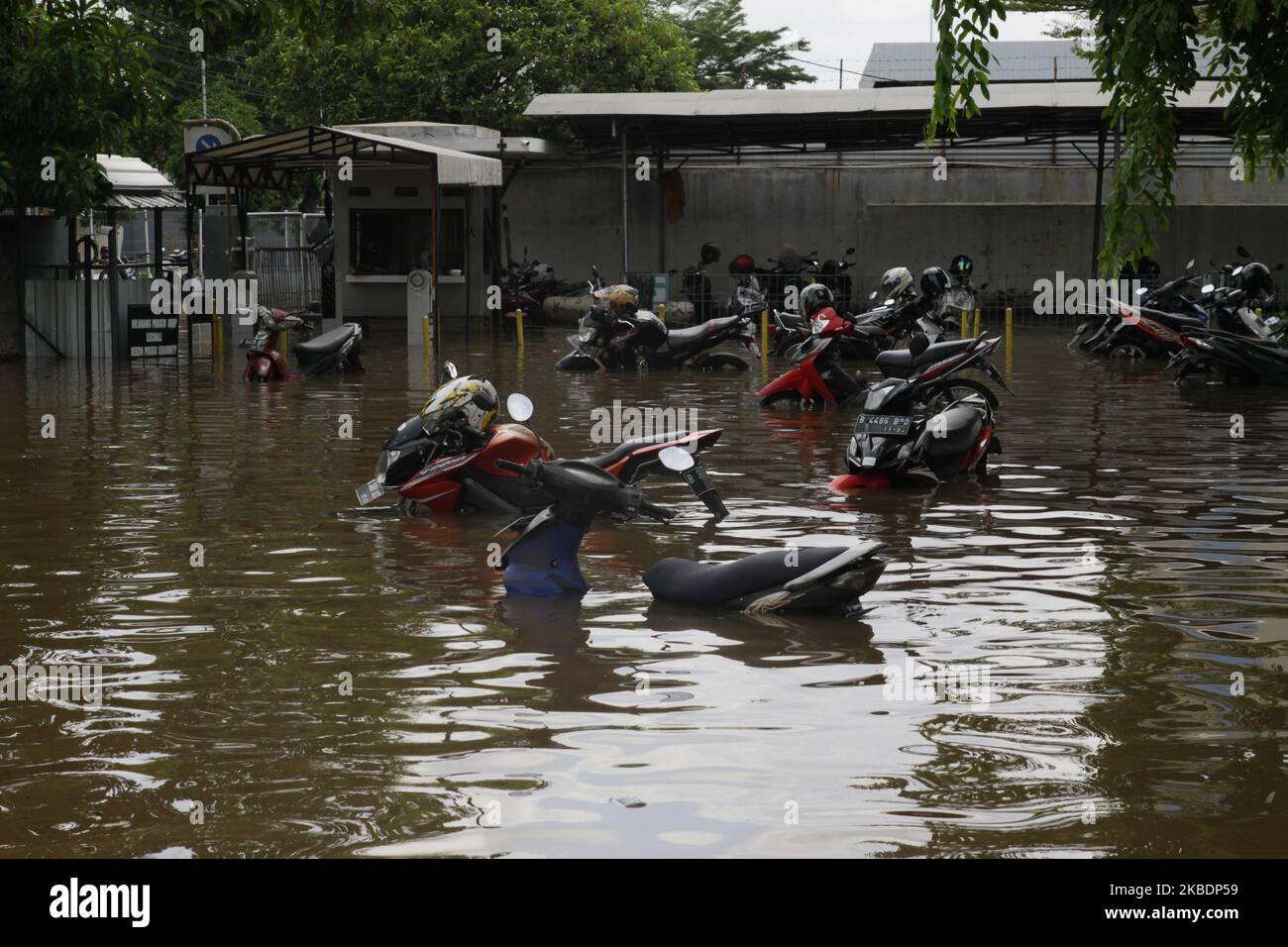 Lage der massiven Überschwemmungen in Jakarta am Donnerstag, 2.. Januar 2020. Nach Berichten der National Disaster Management Agency starben seit Mittwoch, dem 1. Januar 2020, 16 Menschen bei den massiven Überschwemmungen, die die Hauptstadt Jakarta und die umliegenden Gebiete heimsuchten. (Foto von Aditya Irawan/NurPhoto) Stockfoto