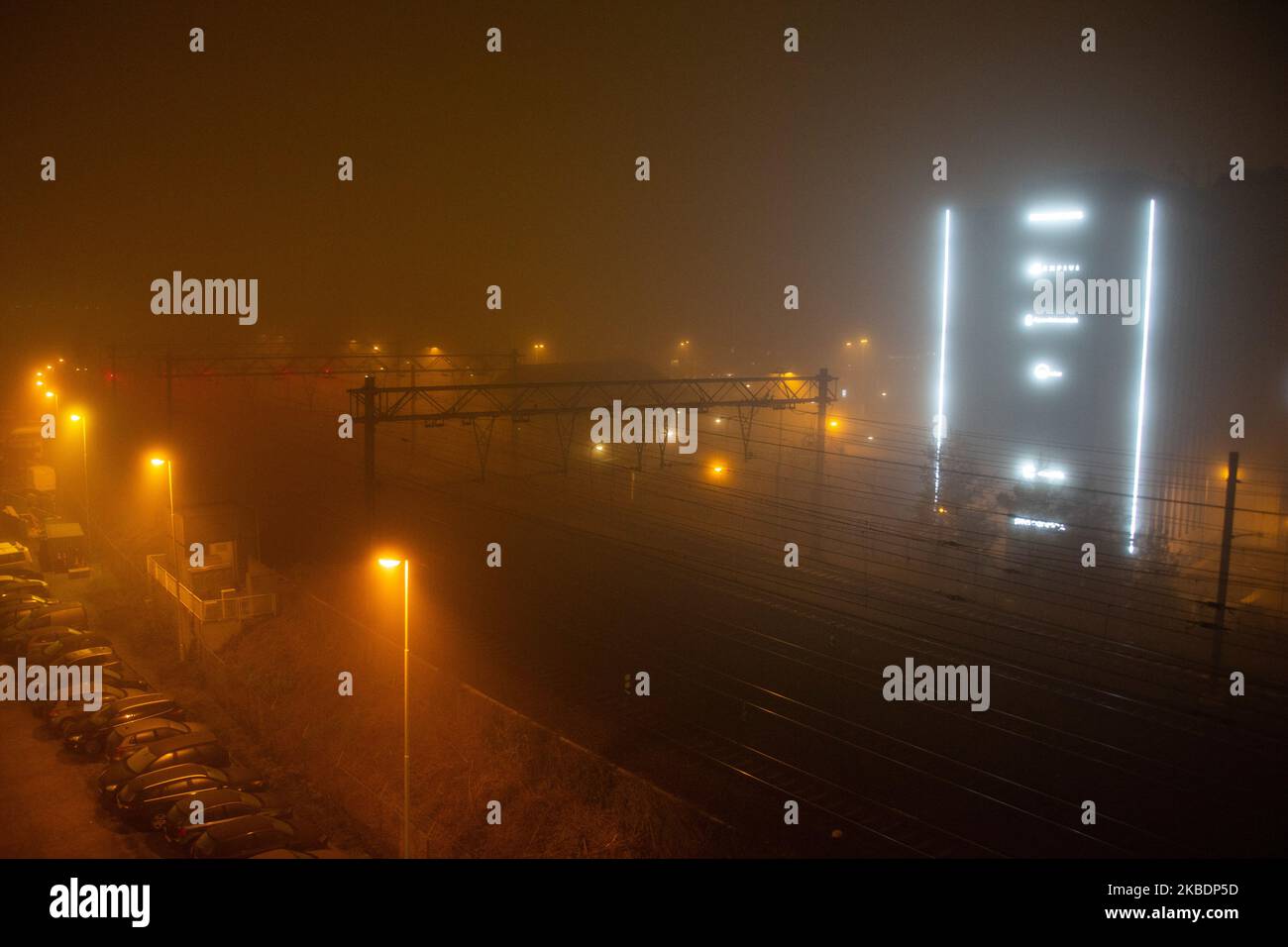 Nebel im Stadtzentrum der niederländischen Stadt Eindhoven. Niedrige Temperaturen, kaltes Winterwetter, schlechte Sicht, dichter Nebel und reduzierter Verkehr in der ersten Nacht des Jahres 2020. Eindhoven, Niederlande - 1. Januar 2020 (Foto von Nicolas Economou/NurPhoto) Stockfoto