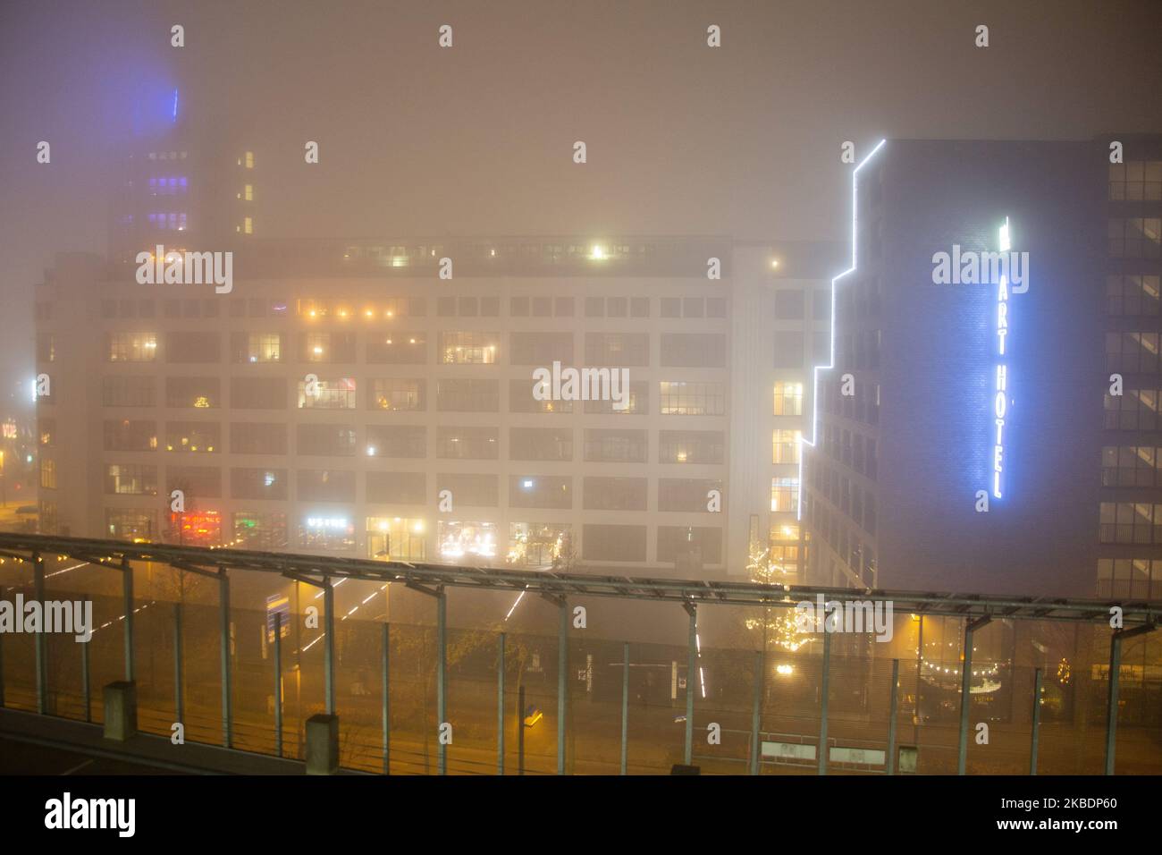 Nebel im Stadtzentrum der niederländischen Stadt Eindhoven. Niedrige Temperaturen, kaltes Winterwetter, schlechte Sicht, dichter Nebel und reduzierter Verkehr in der ersten Nacht des Jahres 2020. Eindhoven, Niederlande - 1. Januar 2020 (Foto von Nicolas Economou/NurPhoto) Stockfoto