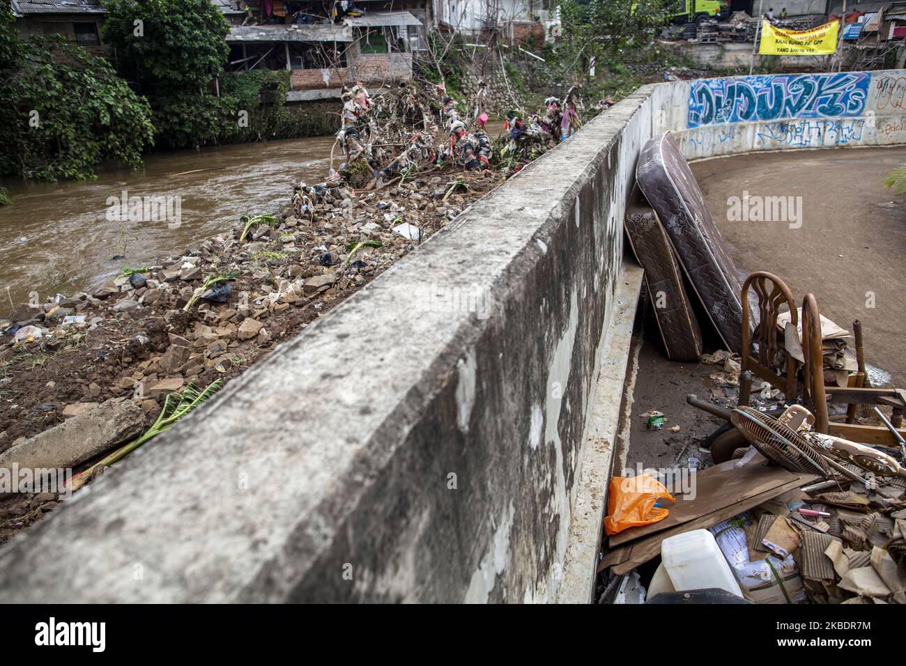 Nach zwei Tagen schwerer Überschwemmungen begann der von der Flut schwer getroffenen Gebäudekomplex Ciledug Indah in Tangerang-Banten am dritten Tag zu verschwinden. Die Gebäude begannen mit der Reinigung ihrer Häuser, Fahrzeuge und Haustiere. Das Medic-Team steht immer noch vor Ort, um sich um die Opfer der Überschwemmung zu kümmern. Insgesamt starben 29 Menschen durch Überschwemmungen in Jakarta und Umgebung. Am 3. Januar 2019 in Ciledug, Tangerang, Banten, Indonesien. (Foto von Donal Husni/NurPhoto) Stockfoto