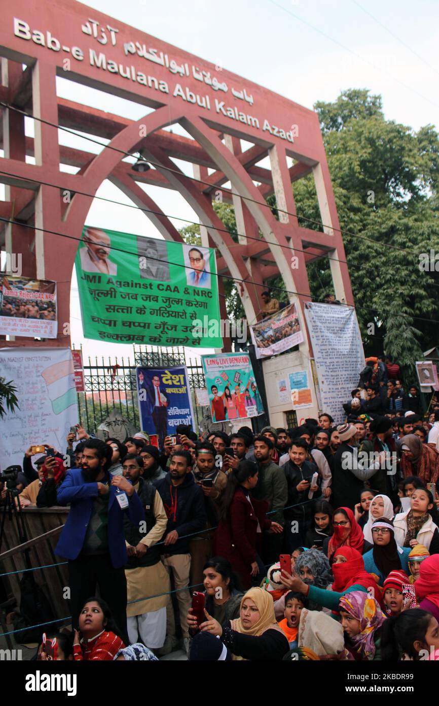 Hunderte von Studenten und Anwohnern aus Zakir Nagar, Shaheen Bagh und Batla House, Die sich am Nachmittag des 01. Januar 2020 in Jamia Millia Islamia versammelt hatte, um an der Jamia Millia Islamia Universität in Neu-Delhi, Indien, gegen den „Artists in Solidarity with Jamia“-Protest gegen das Citizenship Amendment Act (CAA) und das National Register of Citizens (NRC) zu protestieren. (Foto von Mayank Makhija/NurPhoto) Stockfoto
