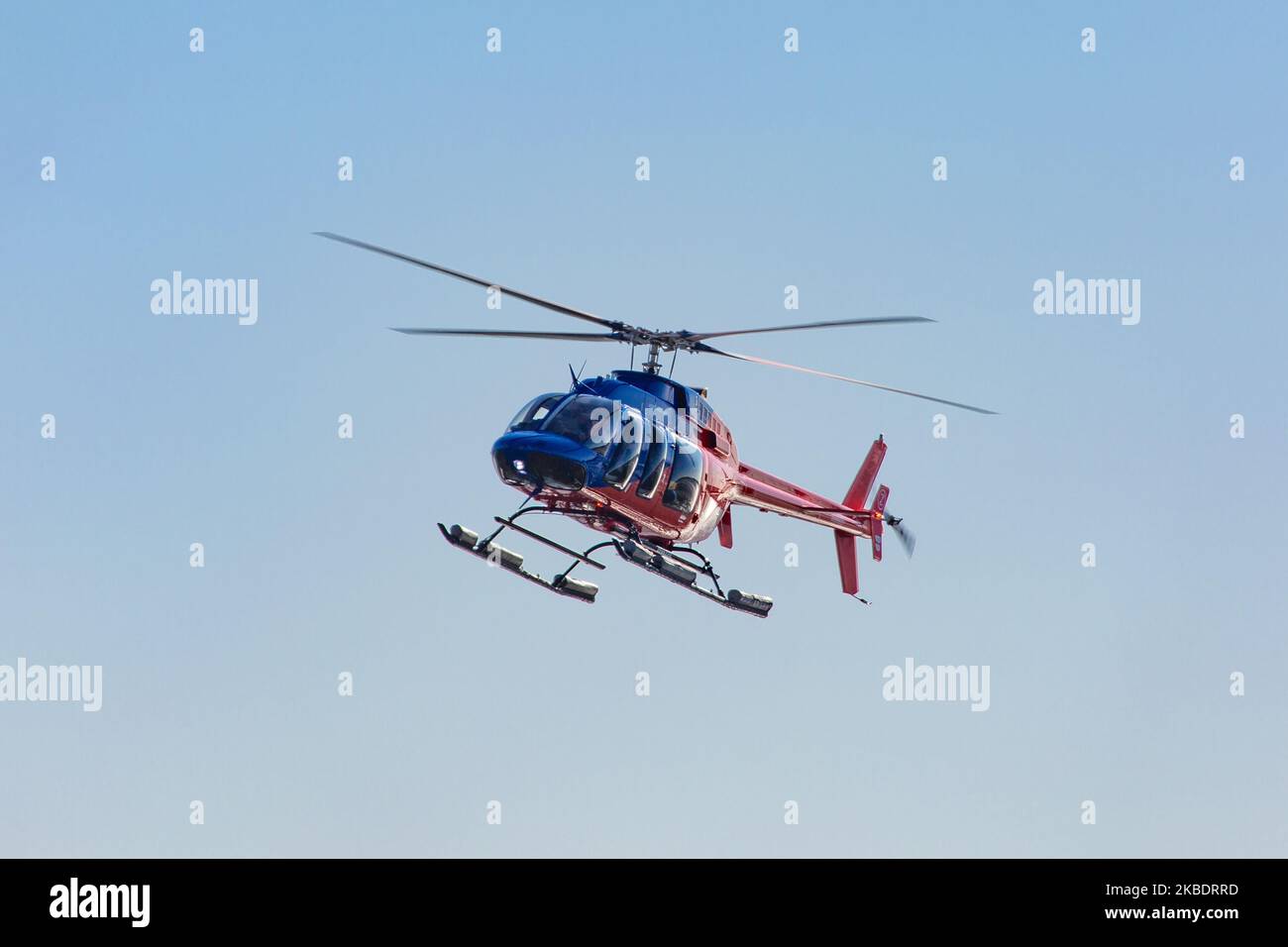 Ein rot-blauer Helikopter Bell 407GXP mit der Registrierung N777ZA von Zip Aviation voller Passagiere, wie man sieht, dass er auf dem Hubschrauberlandeplatz der New York Port Authority Downtown Manhattan Wall Street JRB KJRB Heliport-Plattform am Pier 6 im East River, Lower Manhattan in New York City landet, USA mit dem Fluss und den Gebäuden von Brooklyn im Hintergrund. Es ist eine beliebte Attraktion für Touristen, da sie mit den Sightseeing-Hubschrauberflügen eine Panoramaansicht von NYC erhalten. (Foto von Nicolas Economou/NurPhoto) Stockfoto