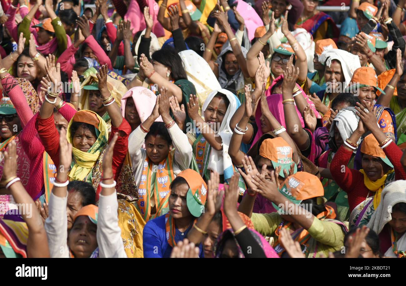 Unterstützer der Bharatiya Janata Party (BJP) während der Party treffen sich Präsident und gewählte Vertreter, um das neue Staatsbürgerschaftsgesetz zu unterstützen, am Samstag, den 4. Januar, in Guwahati, Assam, Indien, 2020. (Foto von David Talukdar/NurPhoto) Stockfoto