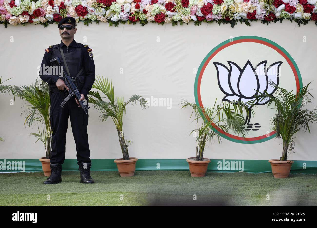 Sicherheitspersonal steht Wache während der Party der Bharatiya Janata Party (BJP) auf Standebene des Präsidenten und der gewählten Vertreter am Samstag, den 4. Januar 2020 in Guwahati, Assam, Indien. (Foto von David Talukdar/NurPhoto) Stockfoto