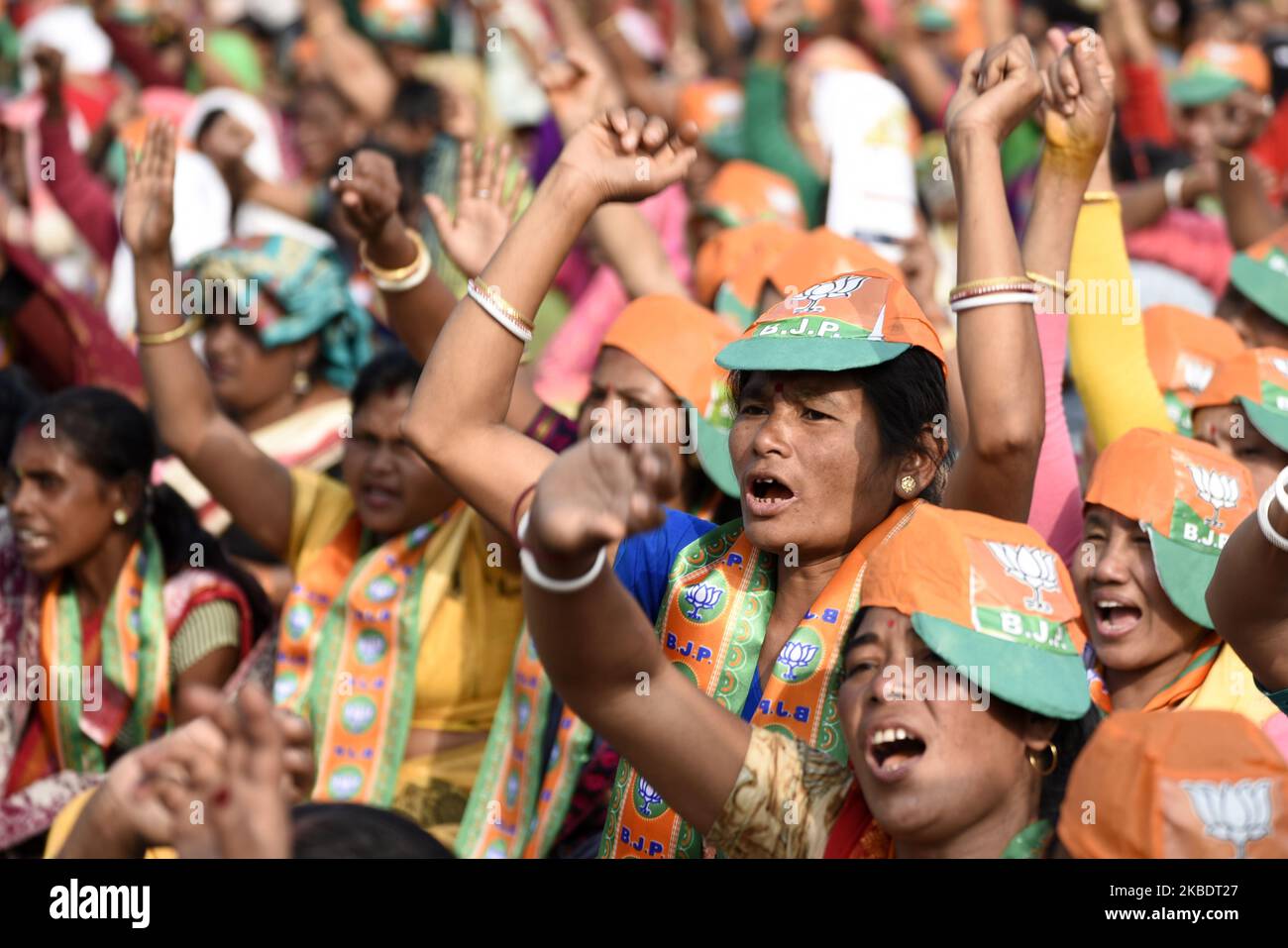 Unterstützer der Bharatiya Janata Party (BJP) während der Party treffen sich Präsident und gewählte Vertreter, um das neue Staatsbürgerschaftsgesetz zu unterstützen, am Samstag, den 4. Januar, in Guwahati, Assam, Indien, 2020. (Foto von David Talukdar/NurPhoto) Stockfoto