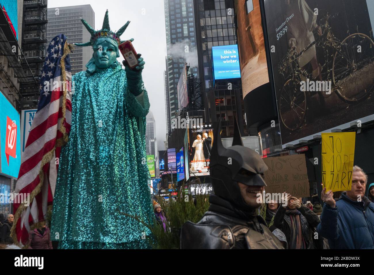 Darsteller in der Kleidung Lady Liberty und Batman beobachten Demonstranten während der Anti-Krieg-mit-Iran-Kundgebung am Times Square am 4. Januar 2020 in New York, NY. Qassem Soleimani, der Chef der iranischen Streitkräfte, wurde Anfang Freitag bei einem US-Luftangriff in Bagdad getötet. (Foto von Erin Lefevre/NurPhoto) Stockfoto Darsteller in der Kleidung Lady Liberty und Batman beobachten Demonstranten während der Anti-Krieg-mit-Iran-Kundgebung am Times Square am 4. Januar 2020 in New York, NY. Qassem Soleimani, der Chef der iranischen Streitkräfte, wurde Anfang Freitag bei einem US-Luftangriff in Bagdad getötet. (Foto von Erin Lefevre/NurPhoto) Stockfoto