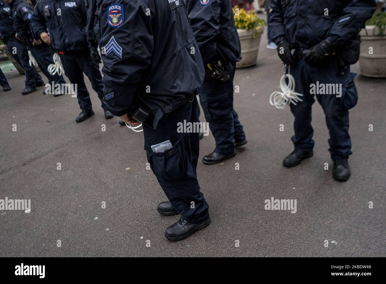 Polizeibeamte tragen während der Anti-Krieg-Iran-Kundgebung am Times Square am 4. Januar 2020 in New York, NY, Reißverschlüsse. Qassem Soleimani, der Chef der iranischen Streitkräfte, wurde am Freitag bei einem US-Luftangriff in Bagdad getötet. (Foto von Erin Lefevre/NurPhoto) Stockfoto