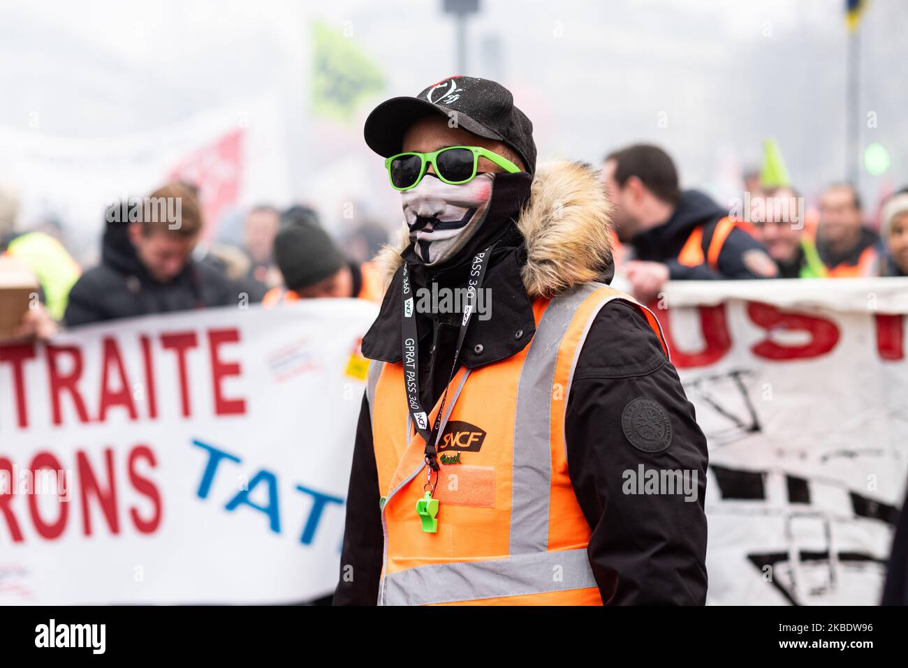 Ein streikender Eisenbahner der SNCF posiert am Samstag, dem 4. Januar 2020, mit einer anonymen Nackenmaske und einer Sonnenbrille, während er auf Aufruf der CGT, FO, FSU und aller Gewerkschaften, streikende Eisenbahner der RATP und der SNCF, Professoren und Tausende von gelben Jacken demonstrierten in Paris zwischen dem Gare de Lyon und dem Gare de l'Est, um gegen die Rentenreform zu protestieren. (Foto von Samuel Boivin/NurPhoto) Stockfoto