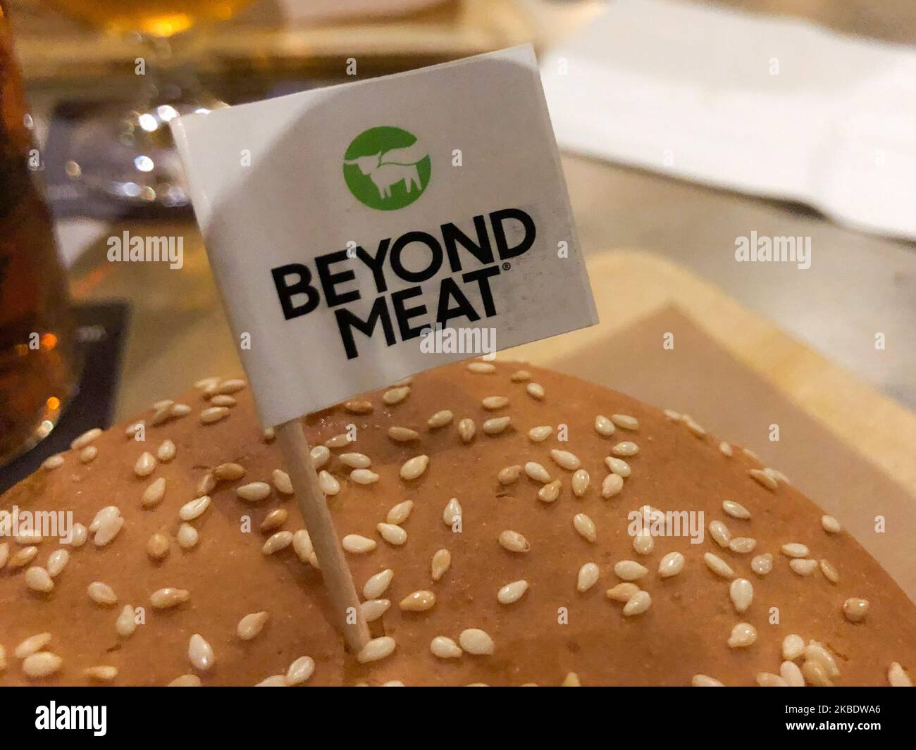 Beyond Meat Hamburger wird am 04 2020. Januar in einem Pub in Mailand, Italien, gesehen. Beyond Meat ist ein in Los Angeles ansässiger Produzent von pflanzlichen Fleischersatzstoffen, der 2009 von Ethan Brown gegründet wurde. Die ersten Produkte des Unternehmens wurden 2012 in den Vereinigten Staaten erhältlich.das Unternehmen hat Produkte entwickelt, um Huhn, Rindfleisch, Nach einer Ökobilanz des Beyond Burger von der University of Michigan erzeugt der Beyond Burger 90 % weniger Treibhausgasemissionen, benötigt 46 % weniger Energie, hat >99 % weniger Einfluss auf Wasserknappheit und 93 % weniger Einfluss auf die Landnutzung Stockfoto