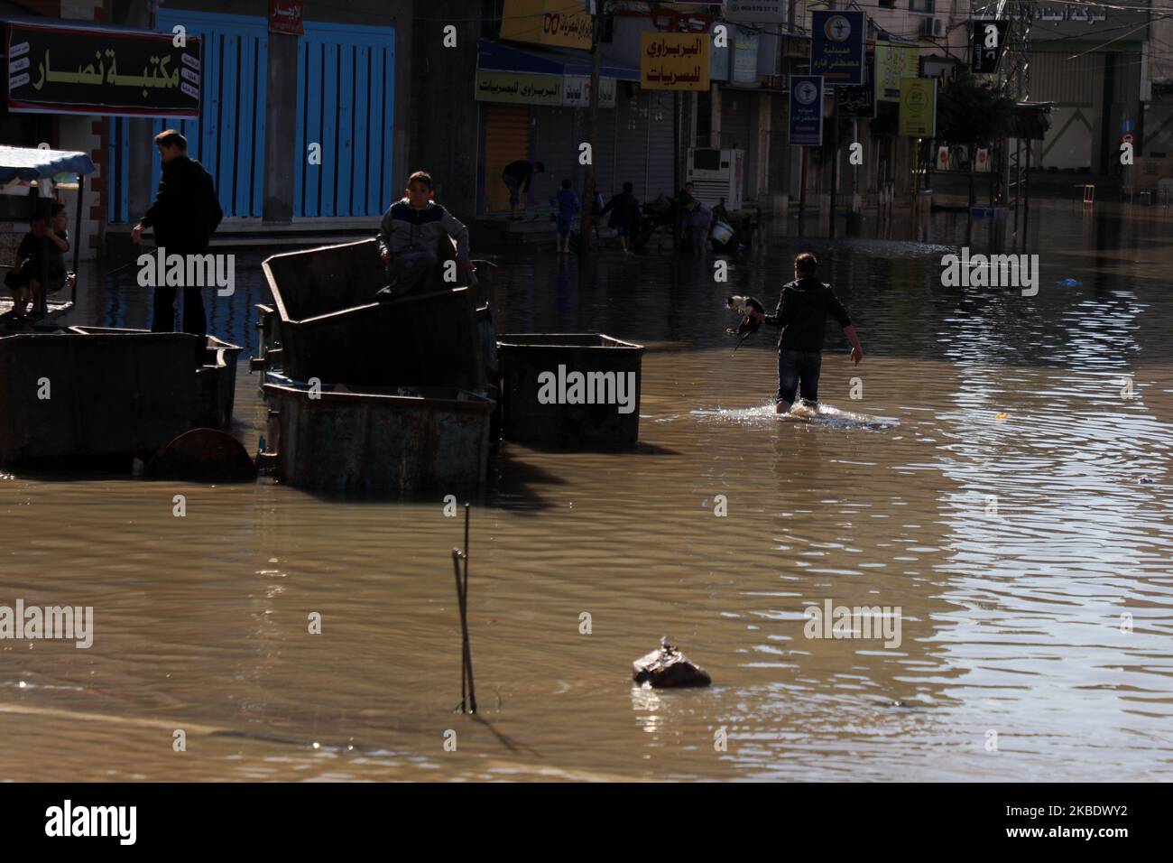 Palästinensische Kinder laufen am Sonntag, den 5. Januar 2020, durch Hochwasser nach heftigen Regenfällen in Jabaliya im nördlichen Gazastreifen. (Foto von Majdi Fathi/NurPhoto) Stockfoto