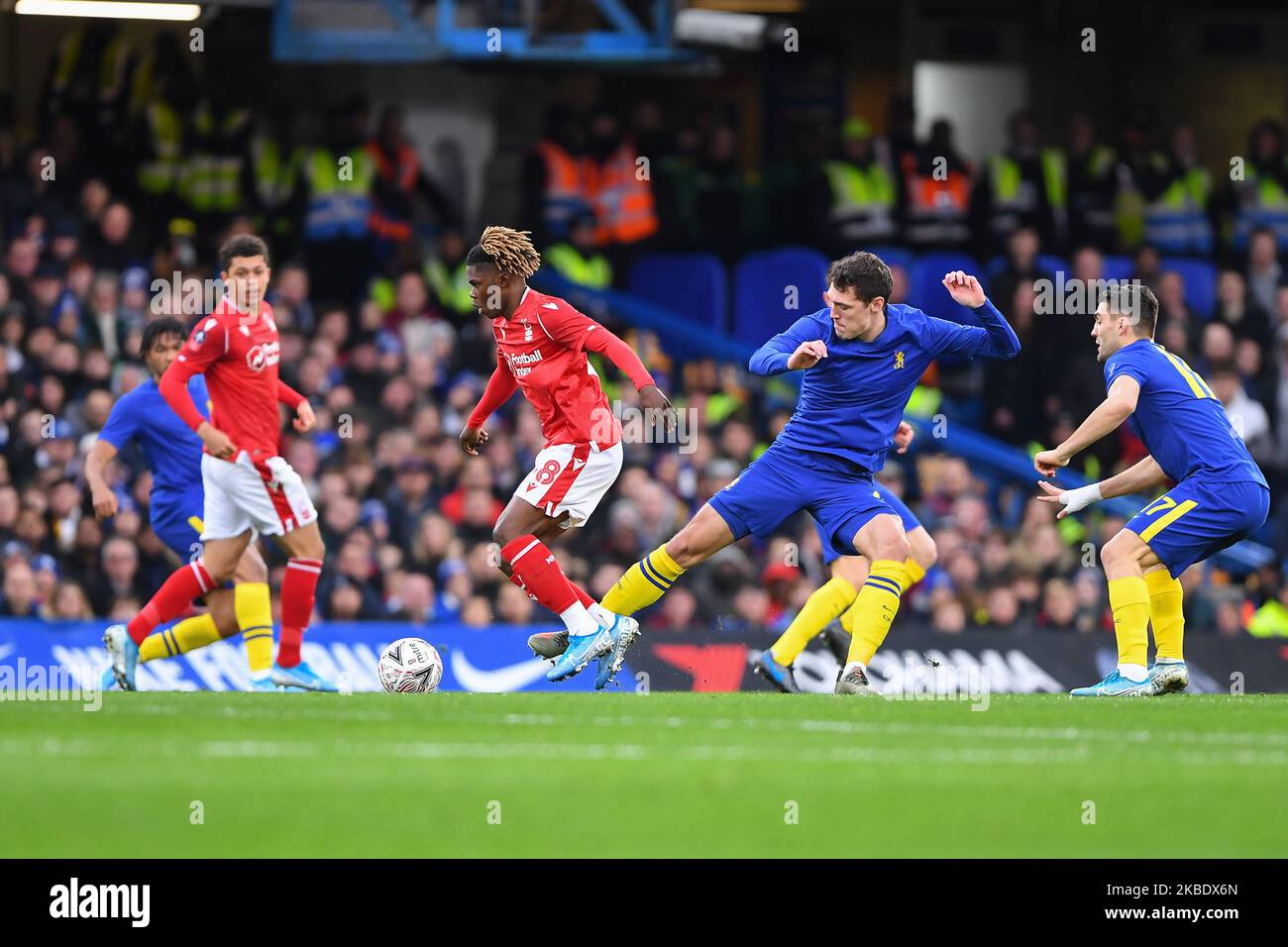 Andreas Christensen (4) von Chelsea fouls Alex Migden (48) von Nottingham Forest während des FA Cup-Spiels zwischen Chelsea und Nottingham Forest in Stamford Bridge, London am Sonntag, 5.. Januar 2020. (Foto von Jon Hobley/MI News/NurPhoto) Stockfoto