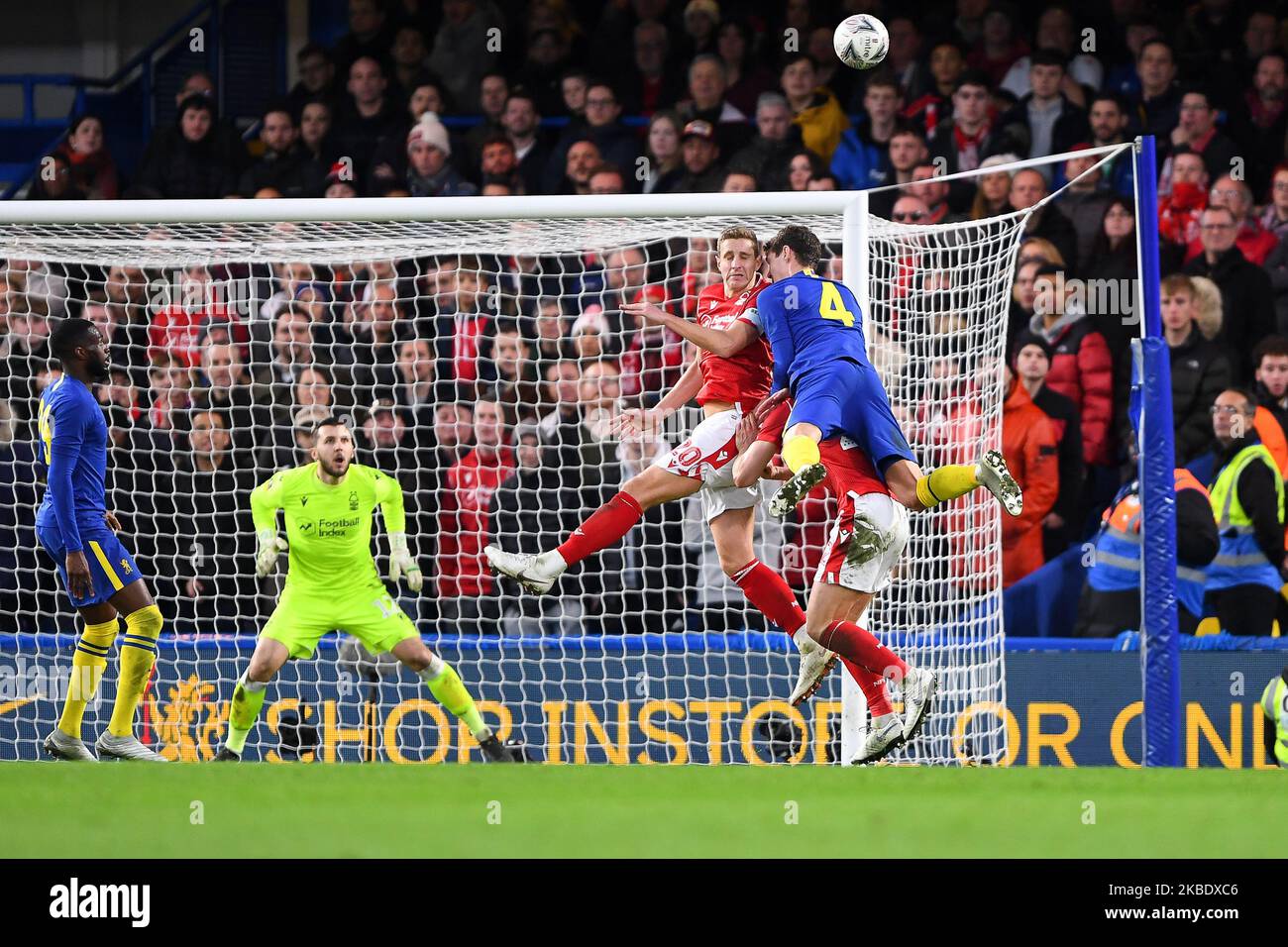 Michael Dawson (20) aus Nottingham Forest kämpft mit Andreas Christensen (4) aus Chelsea während des FA Cup-Spiels zwischen Chelsea und Nottingham Forest am Sonntag, dem 5.. Januar 2020, in der Stamford Bridge, London. (Foto von Jon Hobley/MI News/NurPhoto) Stockfoto
