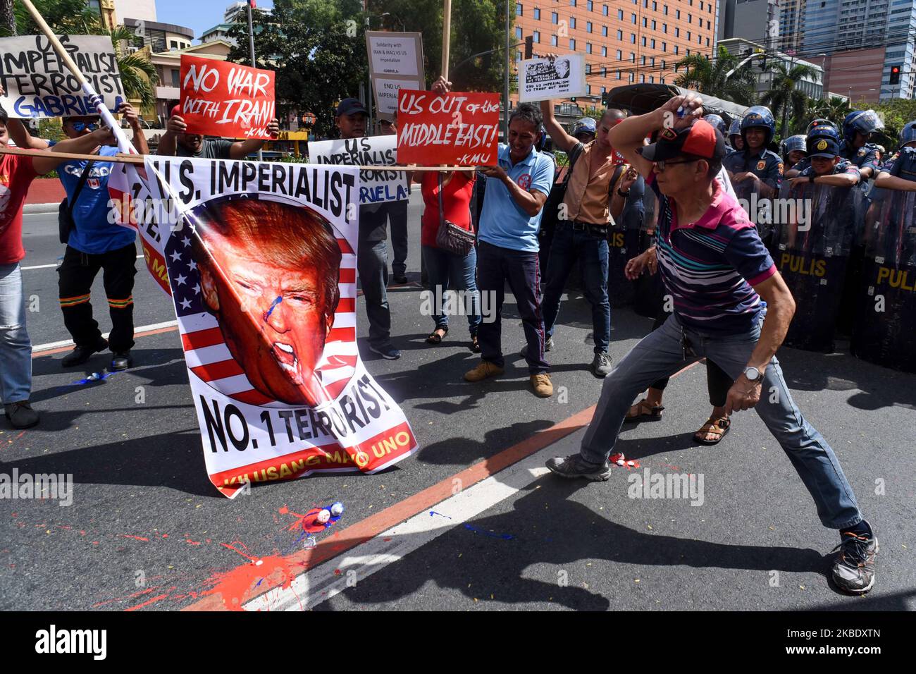 Während eines Protestes vor der US-Botschaft in Manila am 6. Januar 2020 werfen Demonstranten Farbbomben auf das Bild von US-Präsident Donald Trump. Militante Gruppen marschierten auf die Botschaft zu, um die Aggression der US-Regierung gegen den Iran und den Irak zu verurteilen, nachdem die Spannungen nach dem Tod des iranischen Generals Qassem Soleimani gestiegen sind. (Foto von George Calvelo/NurPhoto) Stockfoto