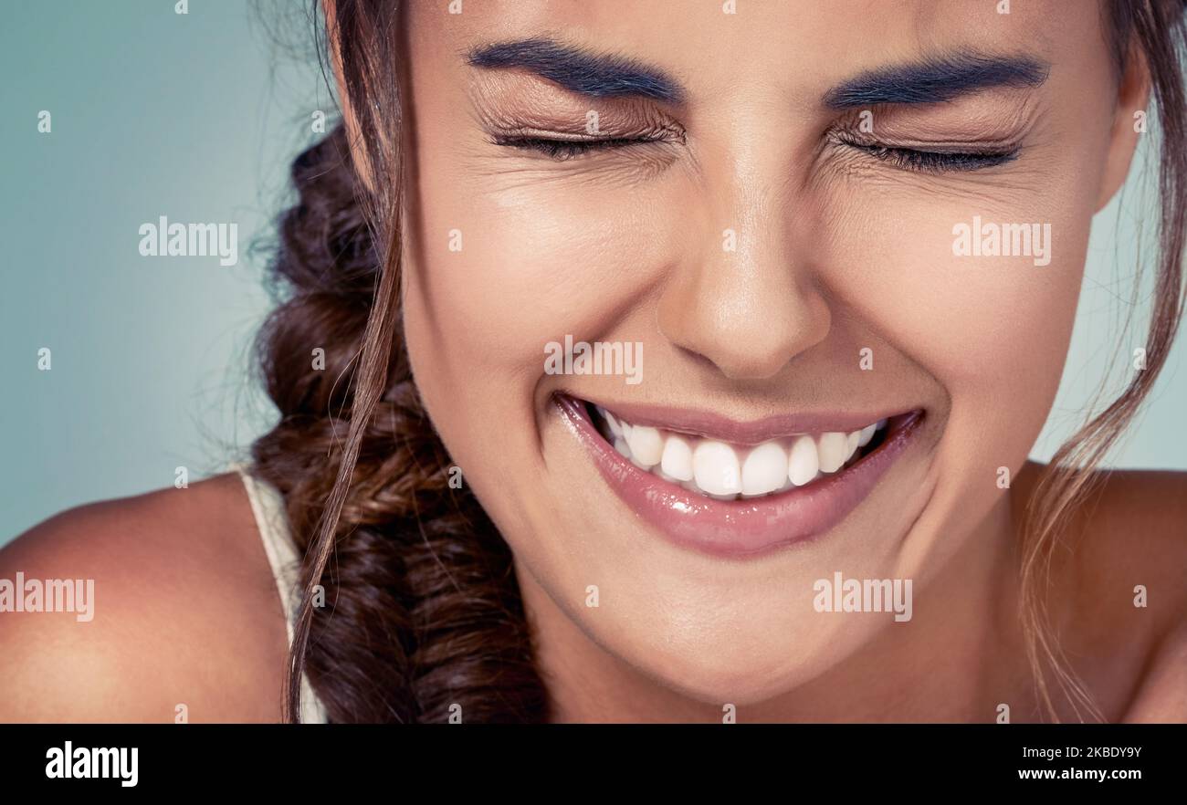 Die einfachen Dinge im Leben machen sie glücklich. Studioaufnahme einer schönen jungen Frau, die vor grünem Hintergrund posiert. Stockfoto