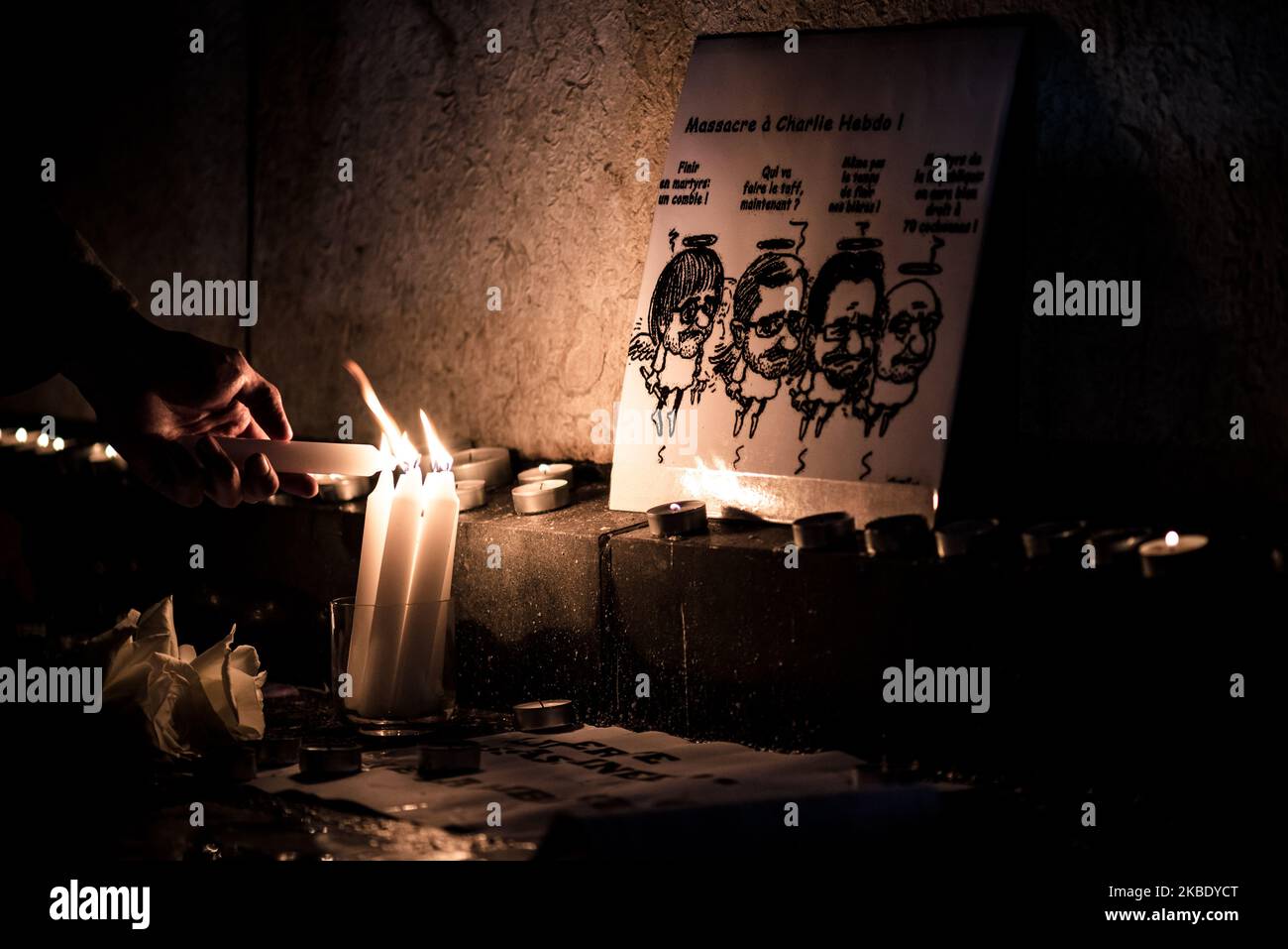 Am 8. Januar 2015, dem Tag nach dem von den Brüdern Kouachi verübten Angriff auf die Redaktion der satirischen Zeitung Charlie Hebdo, bei dem 12 Menschen getötet wurden, darunter die Karikaturisten Charb, Cabu, Honoré, Wolinski und Tignous, Zeitungsfiguren, für die sich Tausende von Parisern auf dem Place de la République versammeln, um ihr Gedächtnis zu ehren. (Foto von Samuel Boivin/NurPhoto) Stockfoto