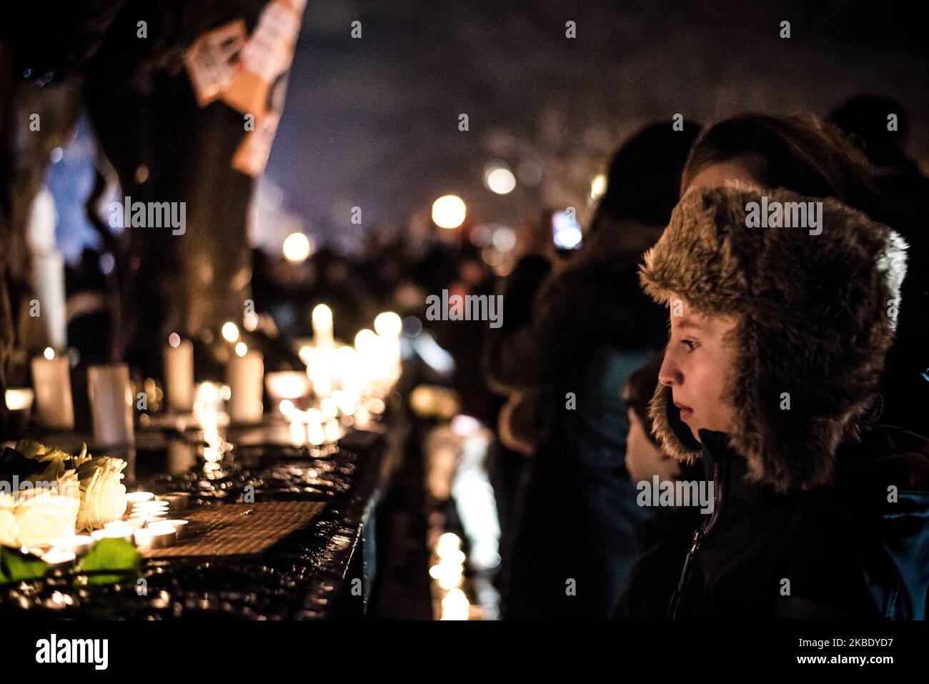Ganze Familien, Eltern und Kinder, gehen am 8. Januar 2015, dem Tag nach dem Angriff der Brüder Kouachi auf die Redaktion der satirischen Zeitung Charlie Hebdo, bei dem 12 Tote starben, auf den Platz, um Kerzen zu sammeln und Kerzen zu legen, darunter die Karikaturisten Charb, Cabu, Honoré, Wolinski und Tignous, Zeitungsfiguren, für die sich Tausende von Parisern auf dem Place de la République versammeln, um ihr Gedächtnis zu ehren. (Foto von Samuel Boivin/NurPhoto) Stockfoto