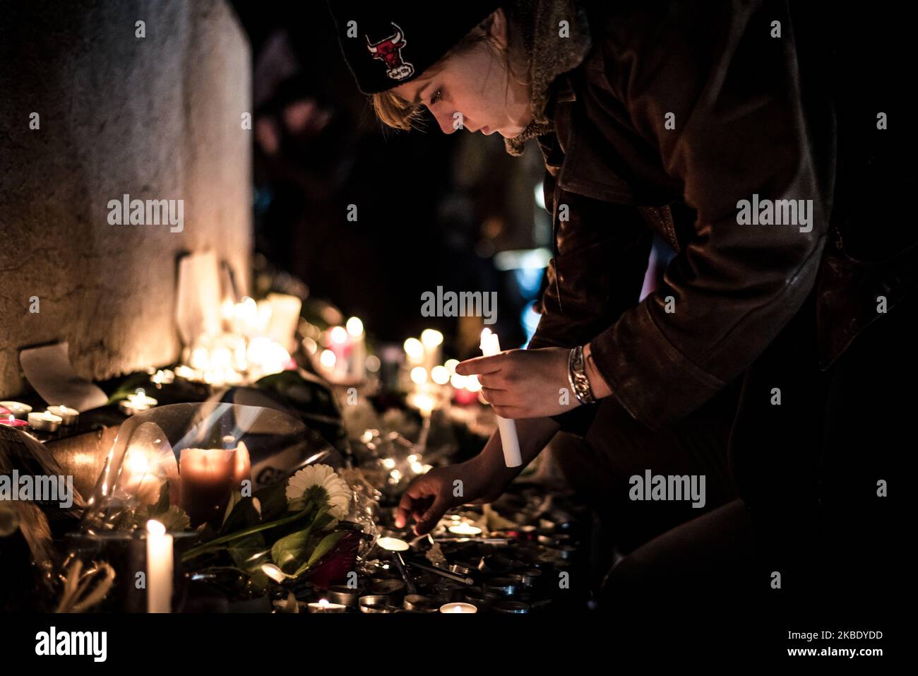 Am 8. Januar 2015, dem Tag nach dem Angriff der Brüder Kouachi auf die Redaktion der satirischen Zeitung Charlie Hebdo, gehen viele junge Menschen auf den Platz, um sich zu sammeln und Kerzen zu legen. Die 12 Tote hinterließ, darunter die Karikaturisten Charb, Cabu, Honoré, Wolinski und Tignous, Figuren der Zeitung, und für die sich Tausende von Parisern weiterhin am Place de la République versammeln, um sich zu sammeln und ihr Gedächtnis zu ehren. (Foto von Samuel Boivin/NurPhoto) Stockfoto