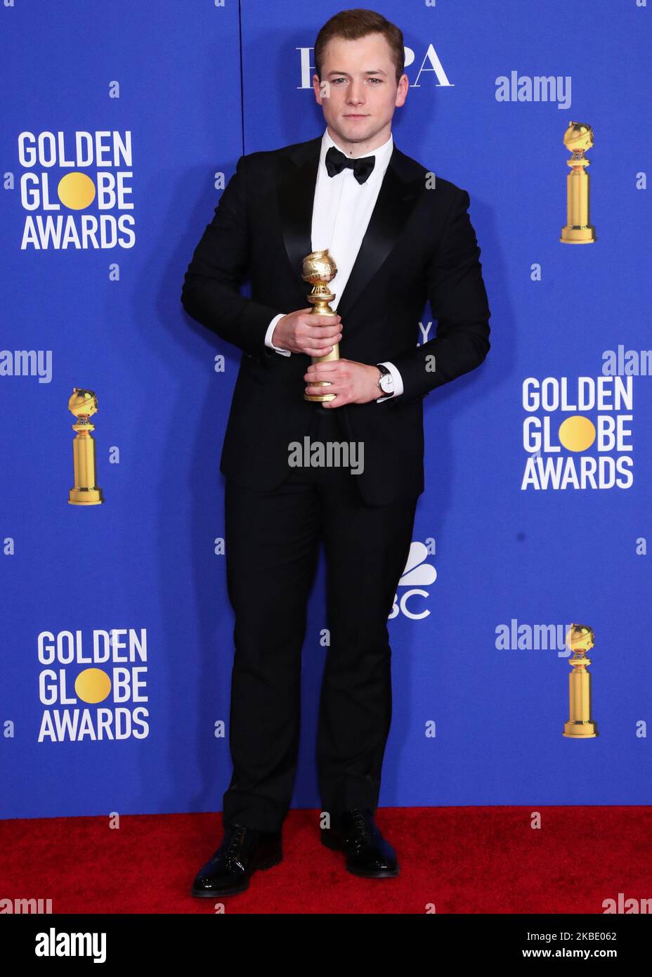 BEVERLY HILLS, LOS ANGELES, KALIFORNIEN, USA - 05. JANUAR: Der Schauspieler Taron Egerton trägt Armani-Posen im Presseraum bei den jährlichen Golden Globe Awards 77., die am 5. Januar 2020 im Beverly Hilton Hotel in Beverly Hills, Los Angeles, Kalifornien, USA, abgehalten wurden. (Foto von Xavier Collin/Image Press Agency/NurPhoto) Stockfoto