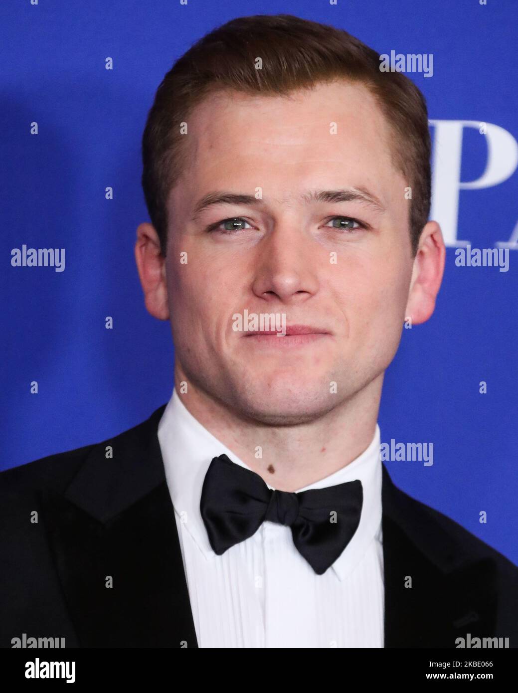 BEVERLY HILLS, LOS ANGELES, KALIFORNIEN, USA - 05. JANUAR: Der Schauspieler Taron Egerton trägt Armani-Posen im Presseraum bei den jährlichen Golden Globe Awards 77., die am 5. Januar 2020 im Beverly Hilton Hotel in Beverly Hills, Los Angeles, Kalifornien, USA, abgehalten wurden. (Foto von Xavier Collin/Image Press Agency/NurPhoto) Stockfoto