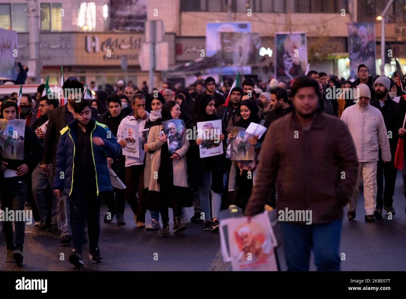 Iranische Frauen, die Porträts von Qasem Soleimani tragen, als sie zur Teilnahme an einer Massenbegräbnis für den Kommandeur der IRGS Qods Force Qasem Soleimani, den irakisch-iranischen stellvertretenden Chef der Volksmobilisierungskräfte (Hashd Shaabi), Kommandeur Jamal Ja'far Muhammad Ali Al Ibrahim, Bekannt durch den kunya Abu Mahdi al-Muhandis und vier weitere Mitglieder des Corps der Revolutionsgarde, die bei Sonnenaufgang am 6. Januar 2020 auf dem Flughafen von Bagdad während eines amerikanischen Luftangriffs in Zentral-Teheran getötet wurden. Qasem Soleimani, der Leiter des Iranischen Korps der Islamischen Revolutionsgarden (IRGC), wurde während eines Vormitters getötet Stockfoto