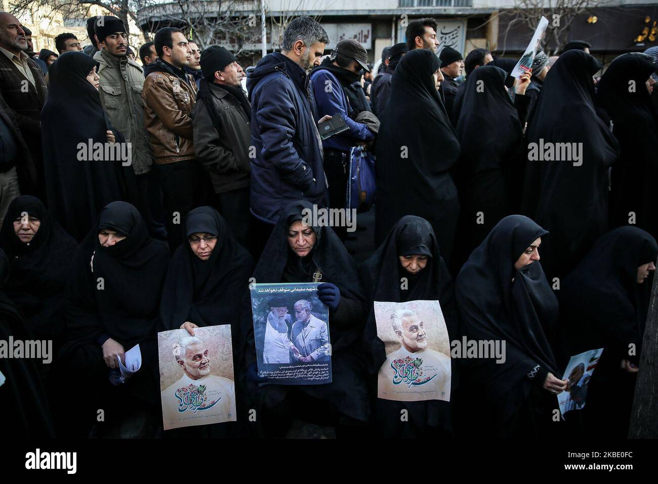 Am 6. Januar 2020 nehmen die Menschen an der Trauerprozession des Kommandanten der IRGC Quds Force, LT. General Qasem Soleimani, und des zweitkommandierenden irakischen PMU Abu Mahdi al-Muhandis in Teheran, Iran, Teil. Nachdem sie durch einen US-Luftangriff getötet wurden. (Foto von Hamid Vakili/NurPhoto) Stockfoto