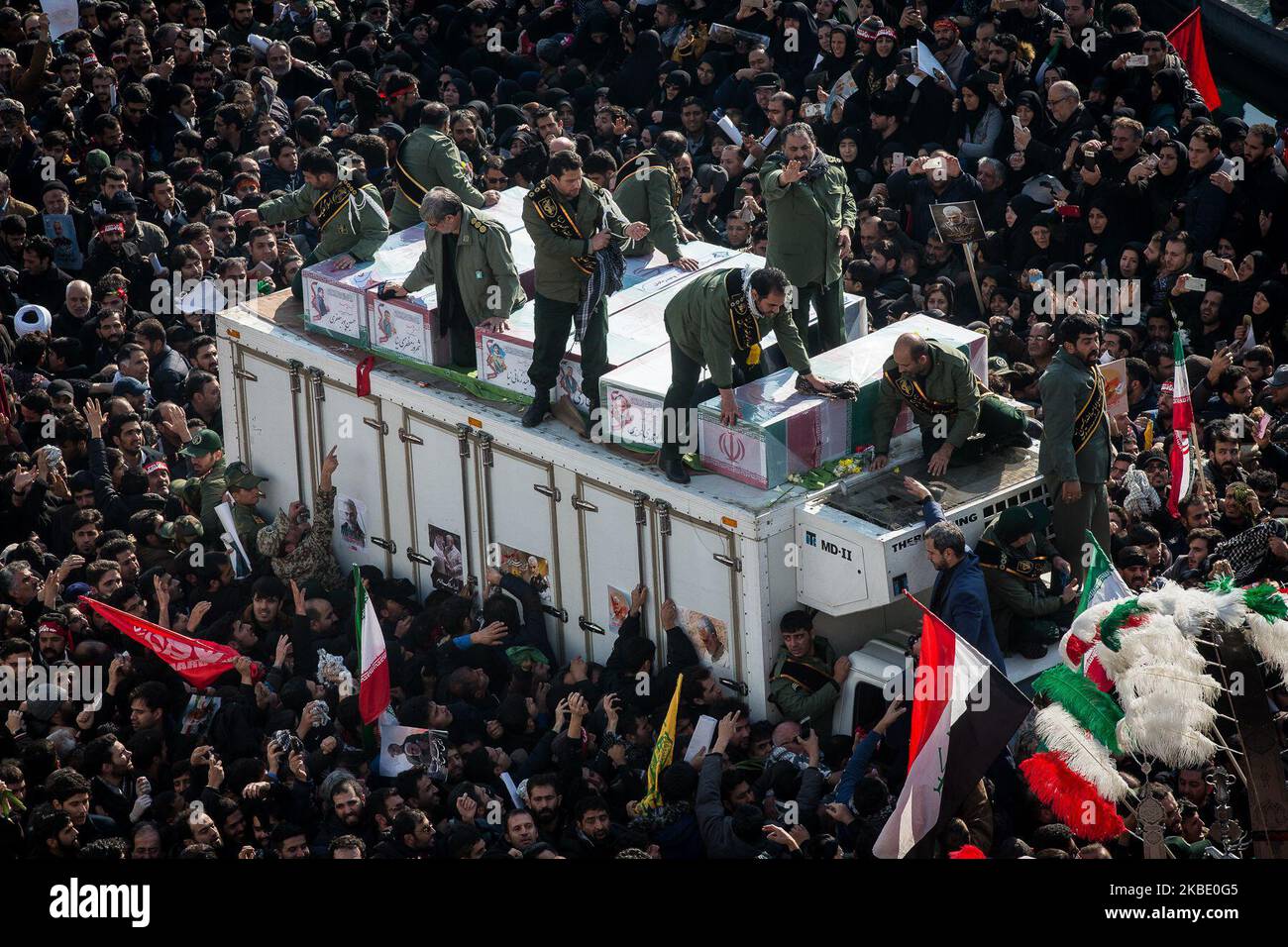 Am 6. Januar 2020 nehmen die Menschen an der Trauerprozession des Kommandanten der IRGC Quds Force, LT. General Qasem Soleimani, und des zweitkommandierenden irakischen PMU Abu Mahdi al-Muhandis in Teheran, Iran, Teil. Nachdem sie durch einen US-Luftangriff getötet wurden. (Foto von Hamid Vakili/NurPhoto) Stockfoto