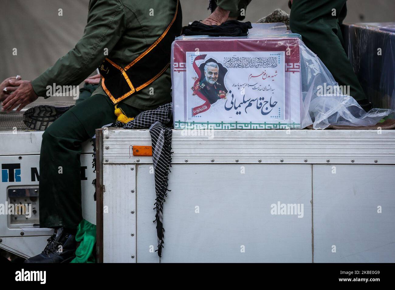 Am 6. Januar 2020 nehmen die Menschen an der Trauerprozession des Kommandanten der IRGC Quds Force, LT. General Qasem Soleimani, und des zweitkommandierenden irakischen PMU Abu Mahdi al-Muhandis in Teheran, Iran, Teil. Nachdem sie durch einen US-Luftangriff getötet wurden. (Foto von Hamid Vakili/NurPhoto) Stockfoto