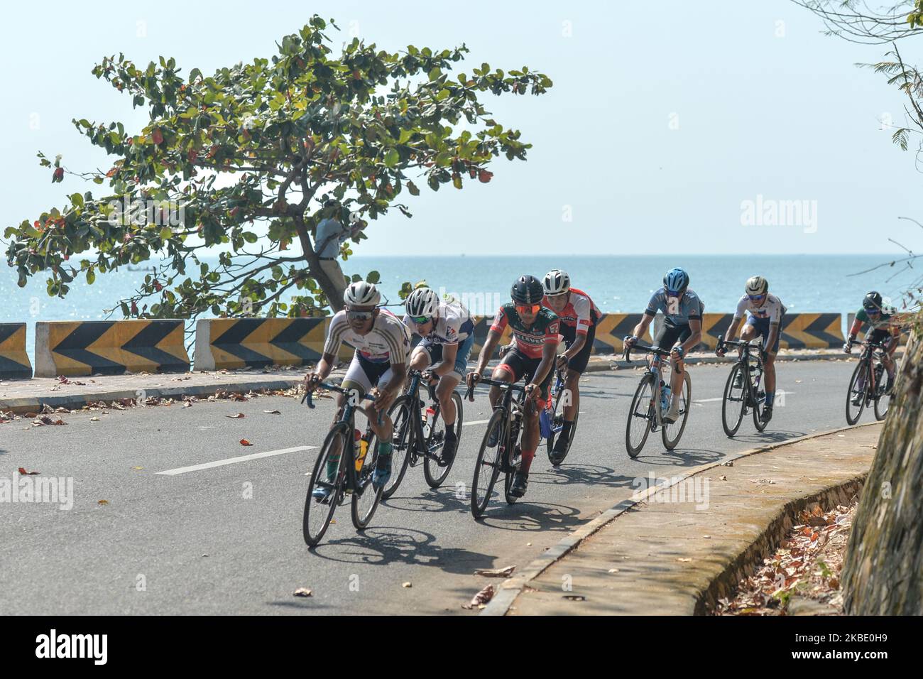 Das Hauptfeld in Aktion während der dritten Etappe der ersten Cambodia Bay Cycling Tour, einer 142,3km von Bokor Gateway nach Kep City. Am Montag, Den 6. Januar 2020, Kambodscha. (Foto von Artur Widak/NurPhoto) Stockfoto