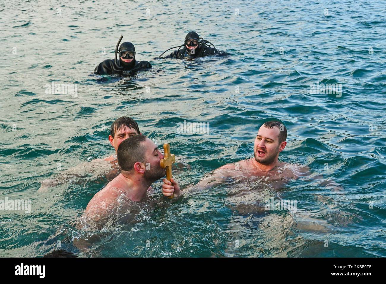 Bulgaren stürzen sich in das eisige Winterwasser des Schwarzen Meeres, um während der Feierlichkeiten zum Tag der Epiphania am 6. Januar 2020 in Varna, Bulgarien, ein Kreuz zu fangen. Traditionell wirft ein orthodoxer Priester ein Kreuz in den Fluss und es wird angenommen, dass derjenige, der es holt, das ganze Jahr über gesund sein wird, sowie alle, die im eisigen Wasser tanzen. (Foto: Impact Press Group/NurPhoto) Stockfoto