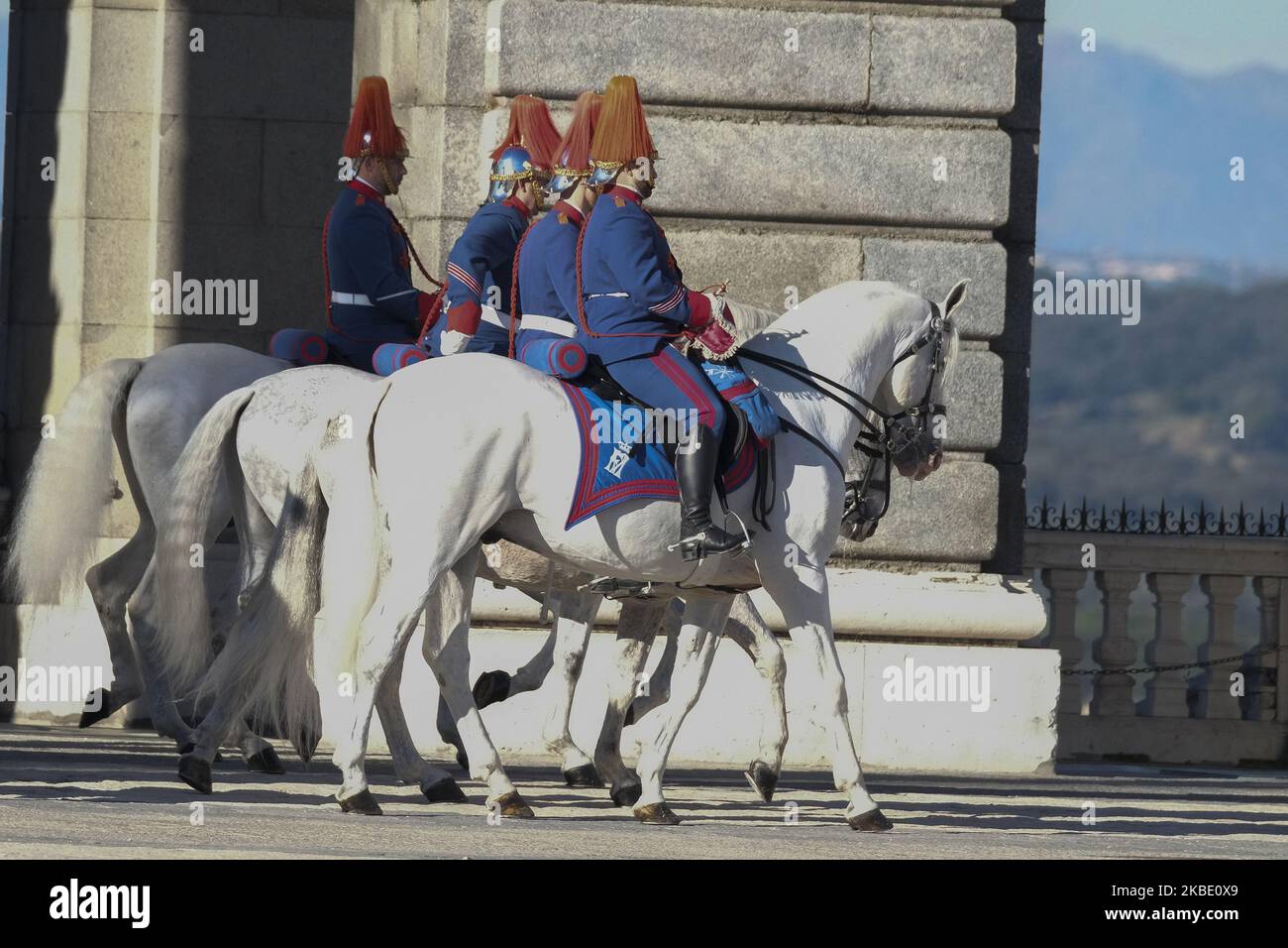 Die spanische Kaisergarde ist auf dem Paradeplatz des Königspalastes während der Armeefeier zum Tag des Militärs von Pascua am 06. Januar 2020 in der Innenstadt von Madrid, Spanien, auf einer Parade. Der spanische König, Herr König, hat den Vorsitz bei der jährlichen Armeezeremonie zum Epiphanietag im Königlichen Palast. Der spanische König Carlos III. Gründete diese Zeremonie 1782, nachdem spanische Truppen am 06. Januar 1782 die Stadt Mahon auf der Insel Menorca von britischen Truppen erobert hatten. (Foto von Oscar Gonzalez/NurPhoto) Stockfoto