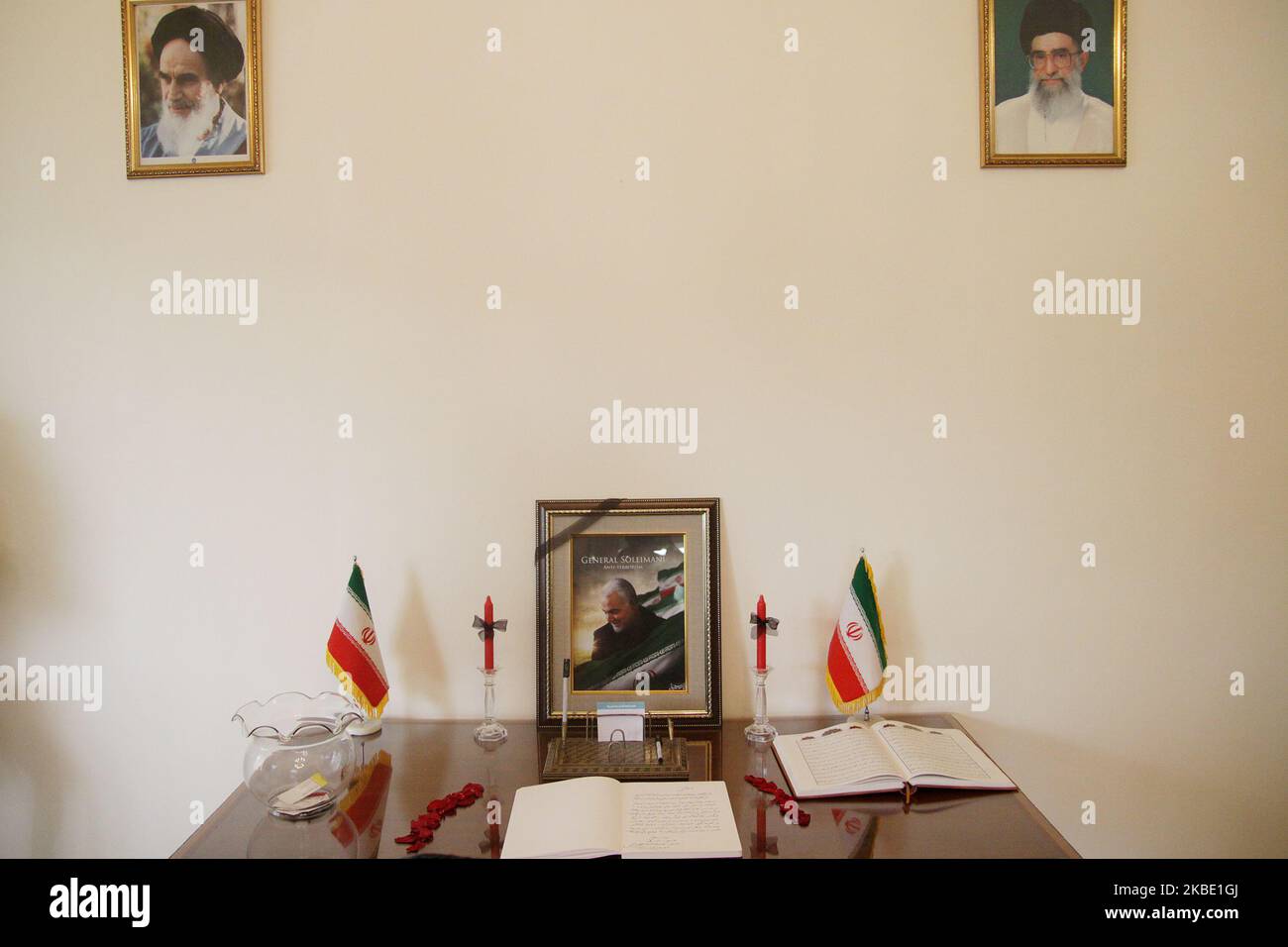 Foto des Befehlshabers der IRGC Quds Force, General Qasem Soleimani, wurde am Dienstag, den 7. Januar 2020, vor dem Beileidsbuch in der iranischen Botschaft in Jakarta entlohnt. Der iranische Obergeneral Qasem Soleimani wurde am 3. Januar bei einem US-Luftangriff in der Nähe des internationalen Flughafens von Bagdad im Irak angegriffen, was die Spannungen in der Region des Nahen Ostens erhöht. (Foto von Aditya Irawan/NurPhoto) Stockfoto