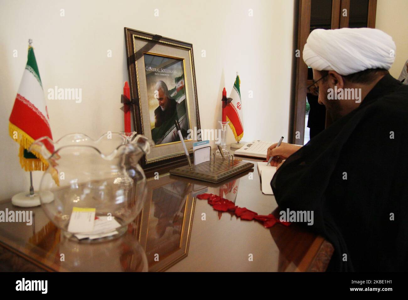 Vertreter von befreundeten Ländern und indonesische Bürger drückten am Dienstag, dem 7. Januar 2020, in der iranischen Botschaft in Jakarta ihr Beileid zum Tod des Kommandanten der IRGC Quds Force, General Qasem Soleimani, aus. Der iranische Obergeneral Qasem Soleimani wurde am 3. Januar bei einem US-Luftangriff in der Nähe des internationalen Flughafens von Bagdad im Irak angegriffen, was die Spannungen in der Region des Nahen Ostens erhöht. (Foto von Aditya Irawan/NurPhoto) Stockfoto