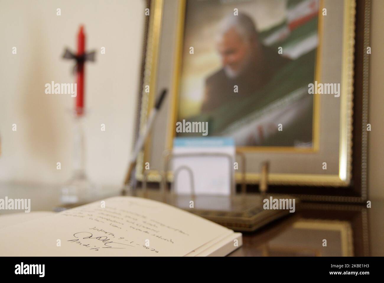 Foto des Befehlshabers der IRGC Quds Force, General Qasem Soleimani, wurde am Dienstag, den 7. Januar 2020, vor dem Beileidsbuch in der iranischen Botschaft in Jakarta entlohnt. Der iranische Obergeneral Qasem Soleimani wurde am 3. Januar bei einem US-Luftangriff in der Nähe des internationalen Flughafens von Bagdad im Irak angegriffen, was die Spannungen in der Region des Nahen Ostens erhöht. (Foto von Aditya Irawan/NurPhoto) Stockfoto