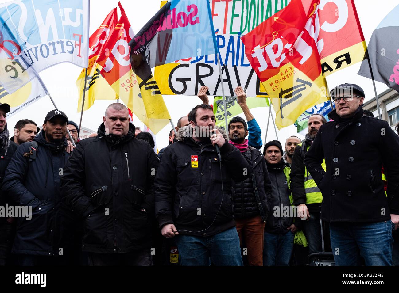 Fabien Villedieu, Gewerkschafter Sud Rail und Béranger Cernon, CGT Cheminots, sprachen am Dienstag, dem 7. Januar 2019, auf der Generalversammlung streikender Eisenbahner am Gare de Lyon. Rund 200 Streikende von SNCF und RATP drangen in den Pariser Hauptsitz des Vermögensverwalters BlackRock ein, um ihm eine „Medaille der Unehre“ zu verleihen und den Rückzug des staatlichen Rentenreformprojekts zu fordern. Nach einer Generalversammlung (GA) am Bahnhof Gare de Lyon in Paris brachten Bahnarbeiter ein großes Schild mit einem "Ehrenzeichen", das BlackRock verliehen wurde und sich auf die Ehrenlegion bezog, die Jean-Fr. am 1. Januar verliehen wurde Stockfoto