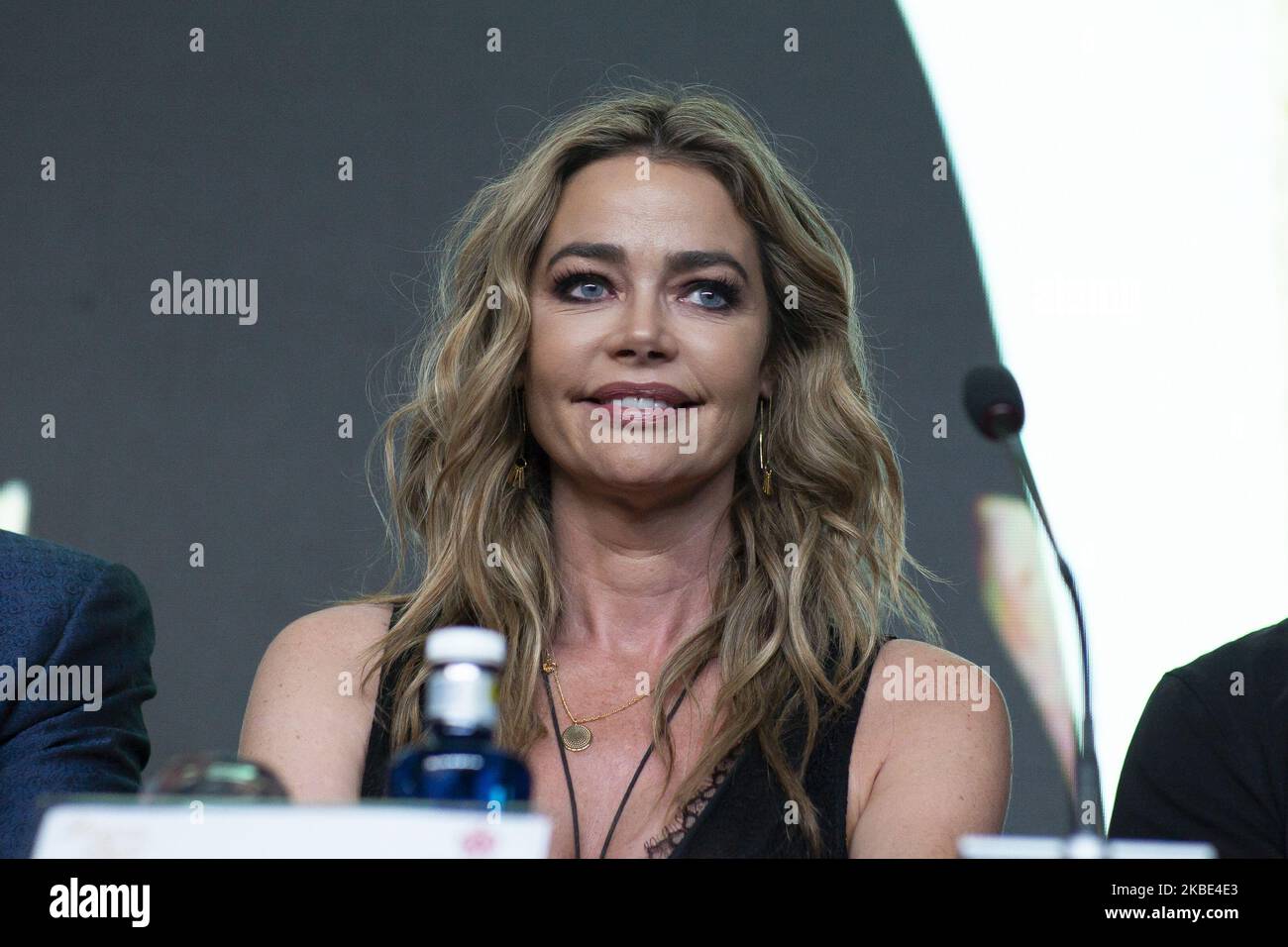 Model denise richards besucht Fotos und Bildmaterial in hoher