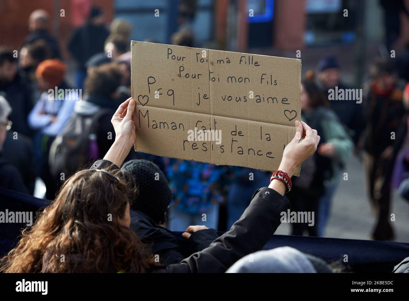 Eine Frau hält einen Karton mit der Aufschrift: „Für dich, meine Tochter, für dich, mein Sohn, weil ich dich liebe, Mama widersteht“. Mehr als 60000 Demonstranten demonstrierten in Toulouse für die Demonstration 5., die von fast allen Gewerkschaften (CGT, UNSA, Sud, UNL, UNEF, FO, UNSA, SNPL USW.). Es ist der 36.. Tag der Proteste, Streiks und Aktionen. Die Demonstranten fordern den Rückzug der neuen Rentenreform (Alter, Rente, Bedingungen usw.). Macrons Regierung schlägt einen Wechsel zwischen einem Renten- und Rentensystem nach dem Prinzip der Kapitalisierung nach Punkten auf einer Idee von Jean-Claude Delevoye vor. Die französische Regierung wa Stockfoto