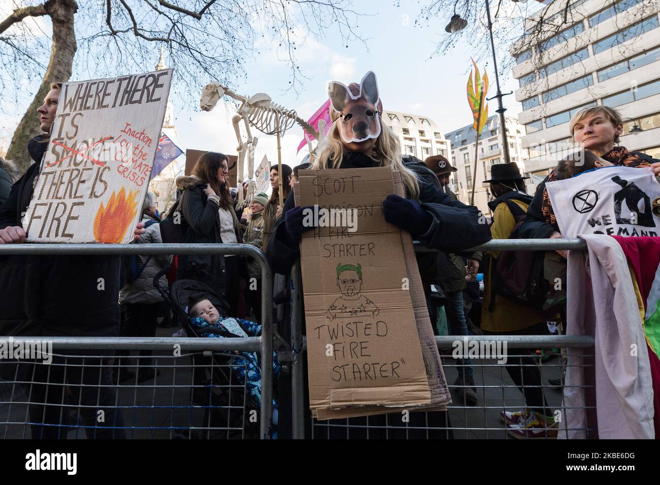 Hunderte von Aktivisten des Extinction Rebellion protestieren vor der australischen Botschaft in London gegen die unzureichende Reaktion der australischen Regierung auf die anhaltenden Buschbrände und die Klima- und ökologische Notlage am 10. Januar 2020 in London, England. Australien erlebt derzeit verheerende Buschbrände, die durch rekordverdächtige Temperaturen und monatelange schwere Dürren angeheizt werden, wobei schätzungsweise 10 Millionen Hektar Land verbrannt und 1 Milliarden Tiere getötet werden, darunter die berühmten Koalas und Kängurus. (Foto von Wiktor Szymanowicz/NurPhoto) Stockfoto